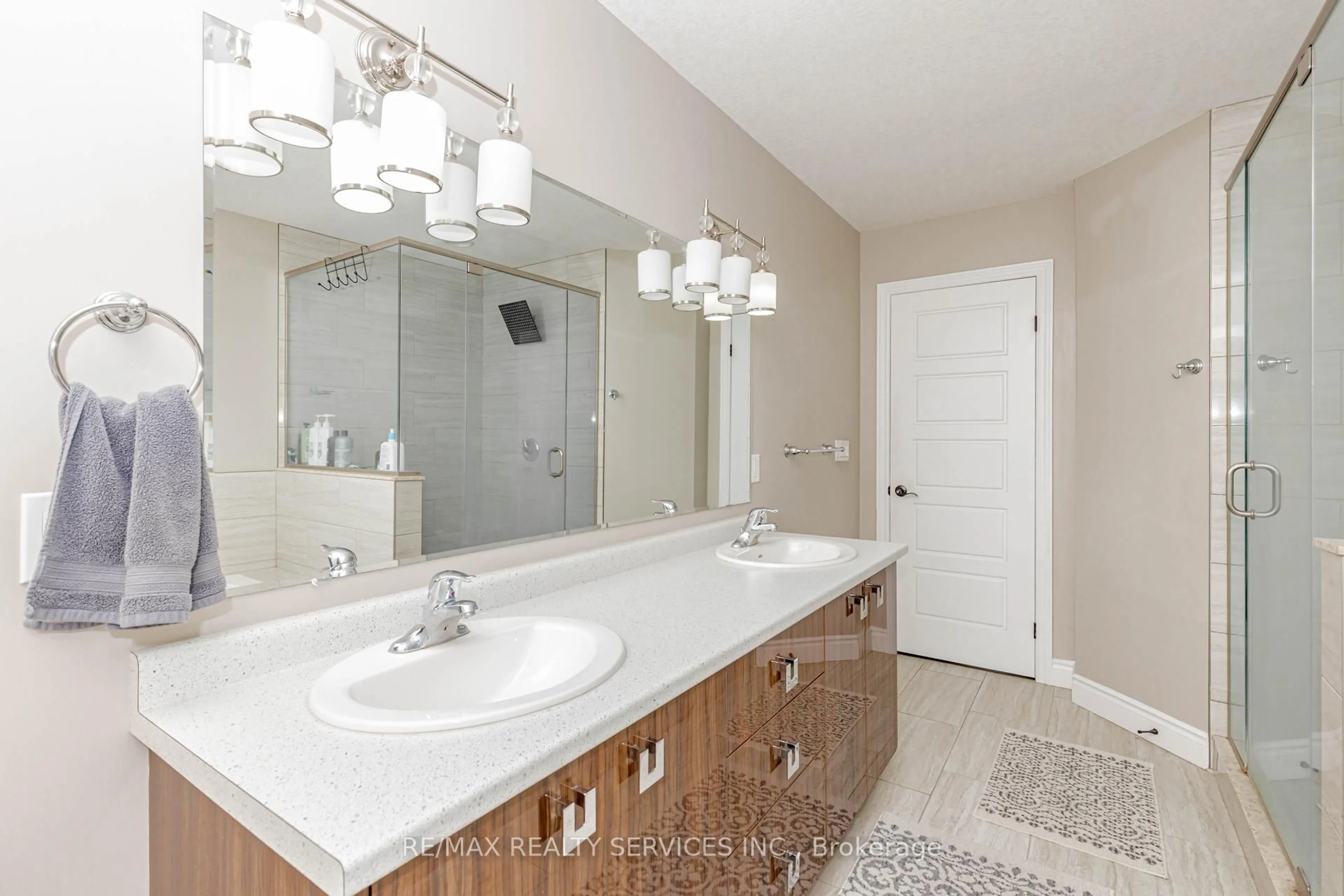 Contemporary bathroom, ceramic/tile floor for 263 Wedgewood Dr, Woodstock Ontario N4T 0J1