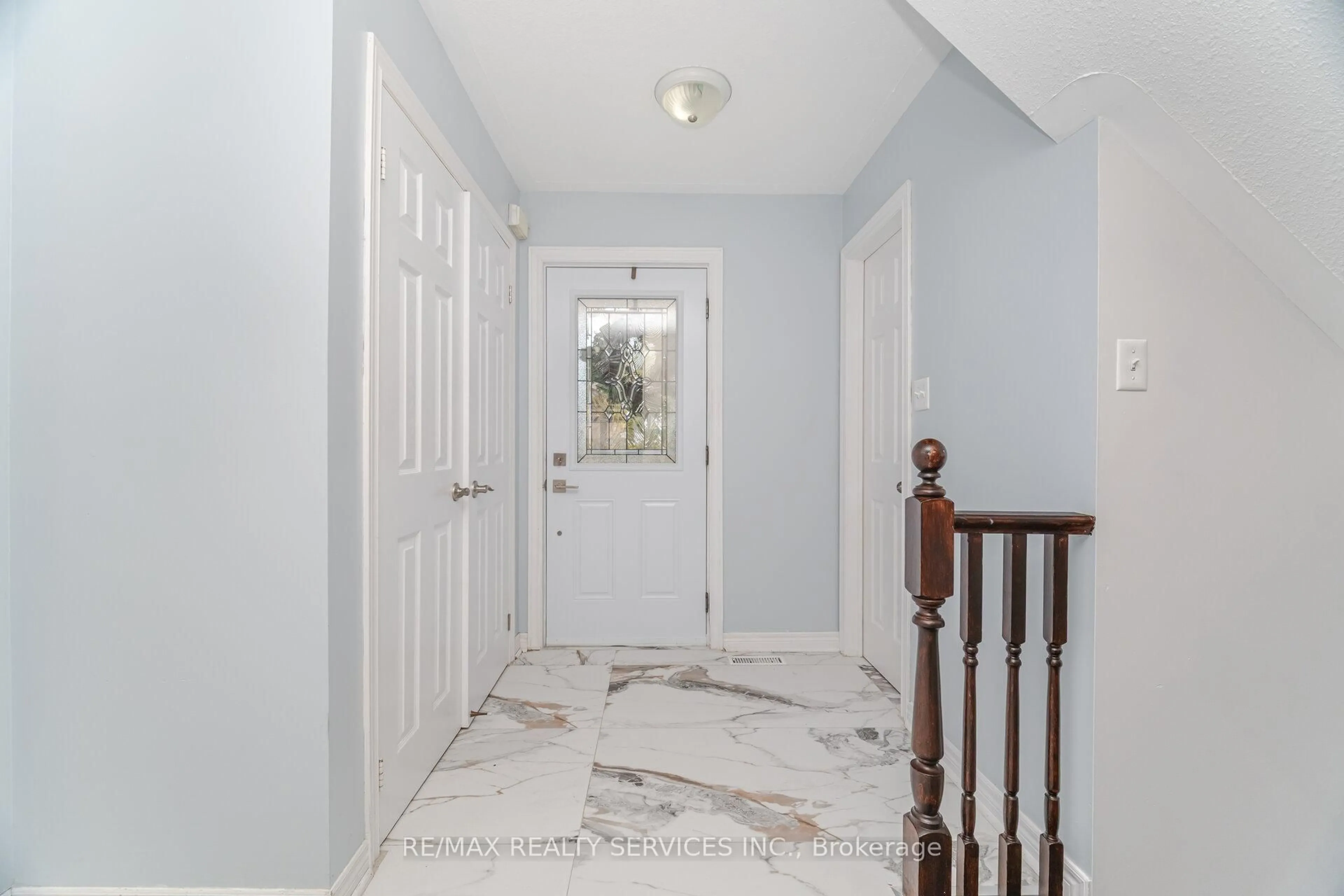 Indoor entryway for 91 Young Cres, Niagara-on-the-Lake Ontario L0S 1J7