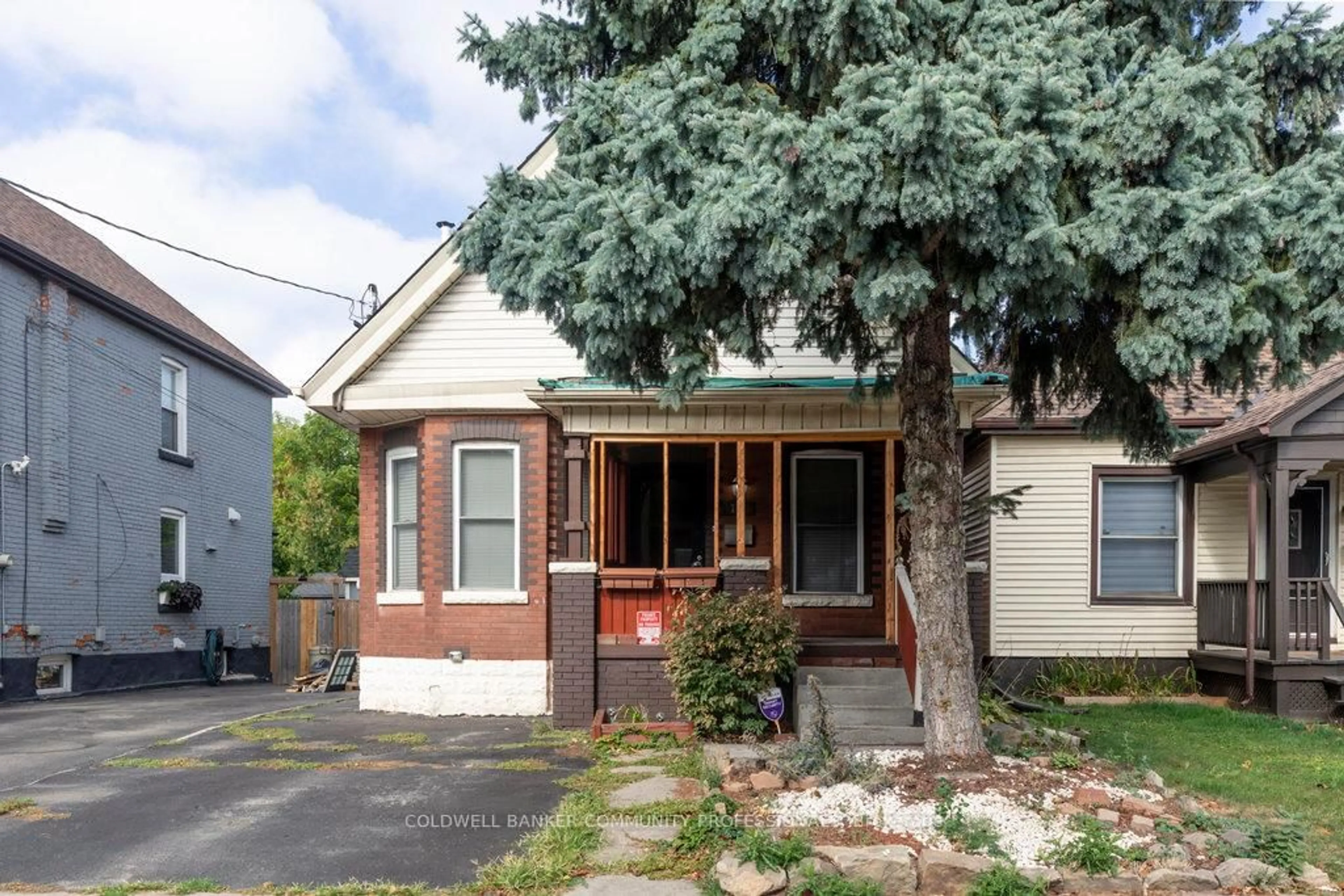 Home with brick exterior material, street for 147 Kensington Ave, Hamilton Ontario L8L 7N4
