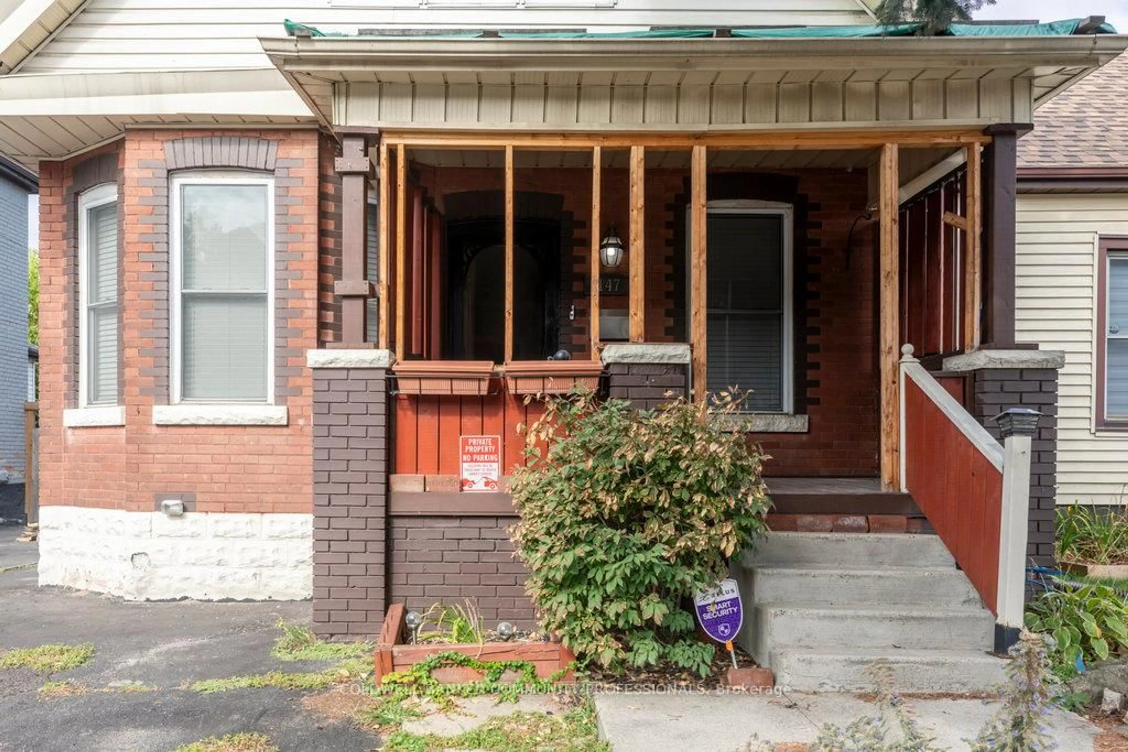 Home with brick exterior material, street for 147 Kensington Ave, Hamilton Ontario L8L 7N4