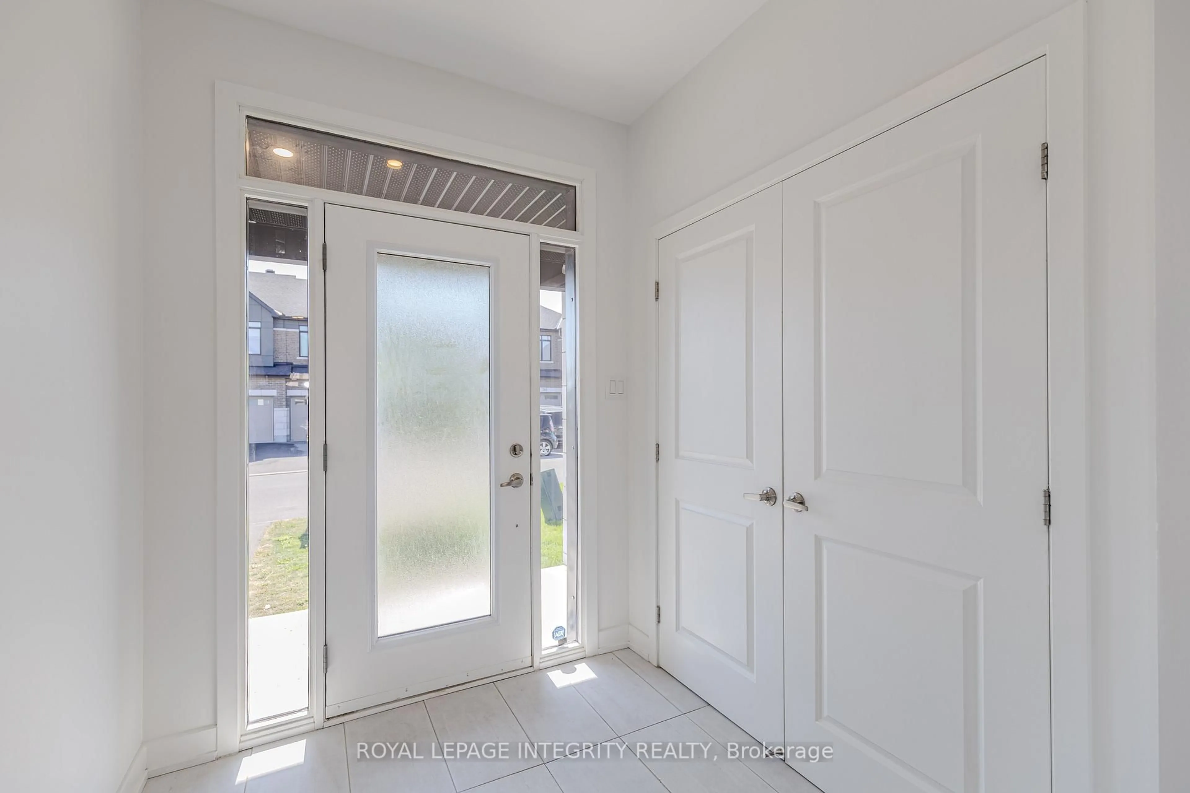 Indoor entryway for 713 Teasel Way, Ottawa Ontario K1T 0M1