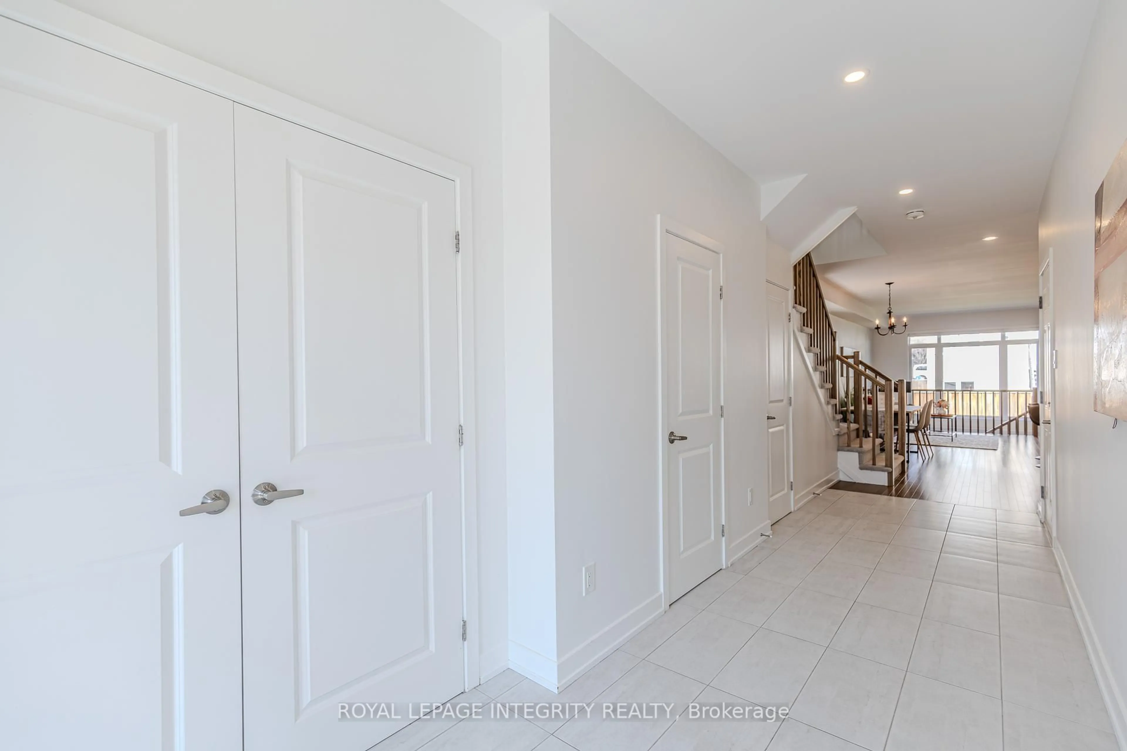 Indoor entryway for 713 Teasel Way, Ottawa Ontario K1T 0M1
