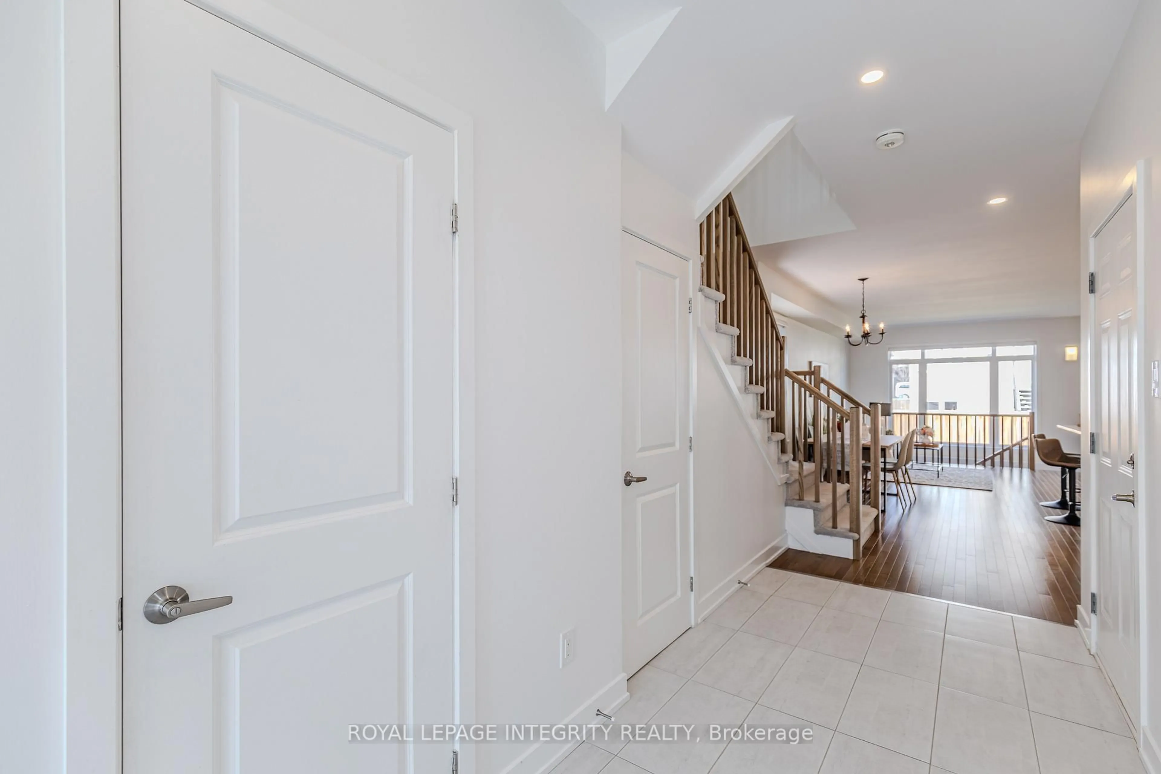 Indoor entryway for 713 Teasel Way, Ottawa Ontario K1T 0M1