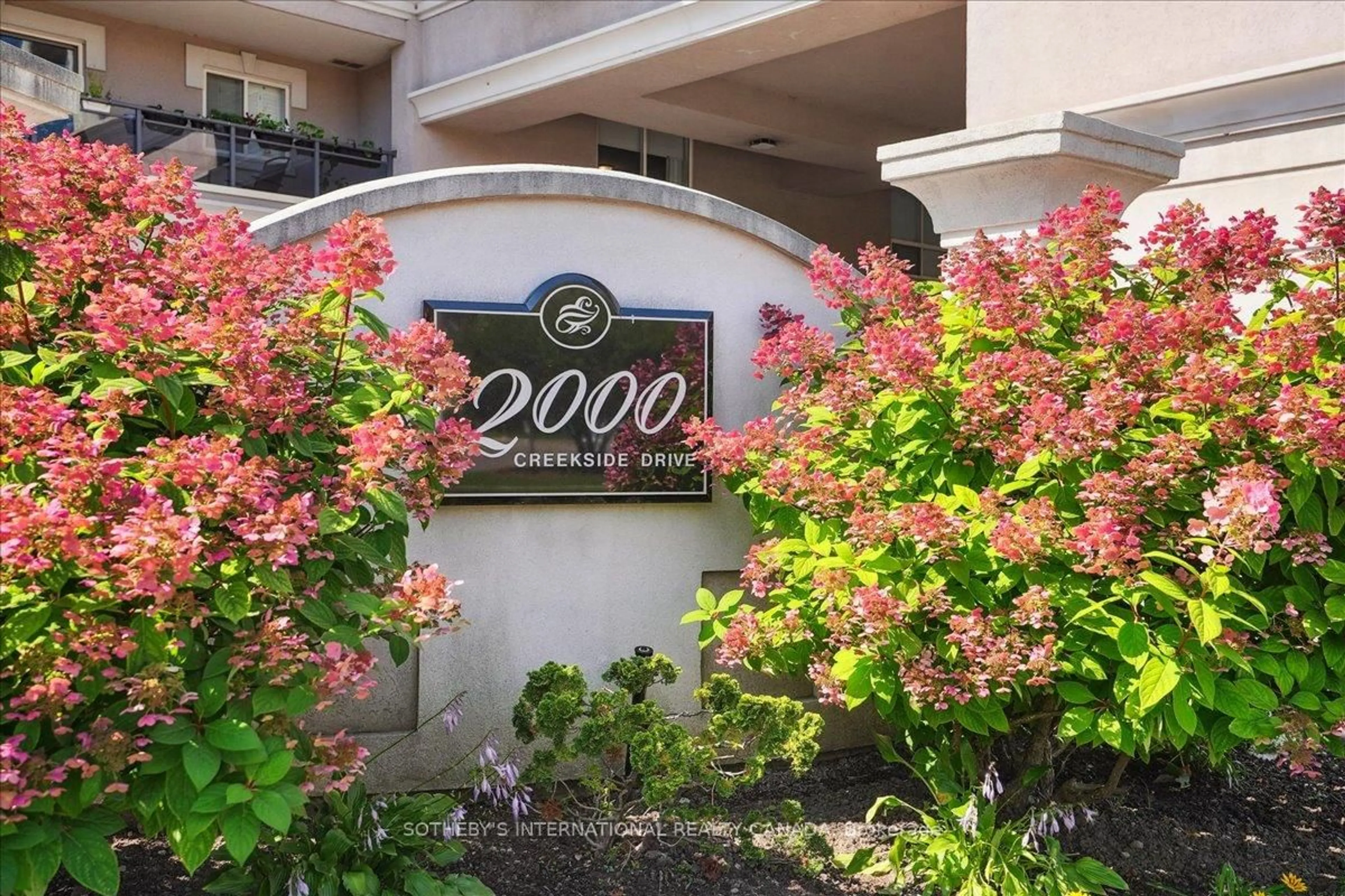 Indoor foyer for 2000 Creekside Dr #505, Hamilton Ontario L9H 7S7