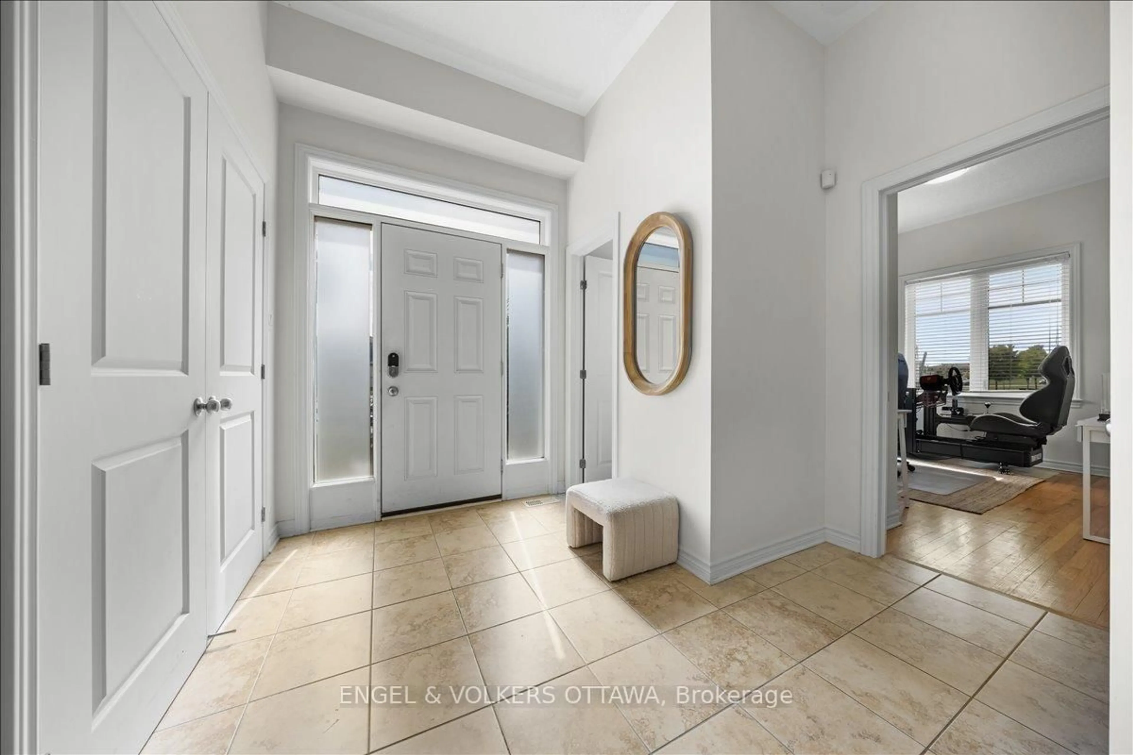 Indoor entryway for 501 Strasbourg St, Ottawa Ontario K4A 0M7