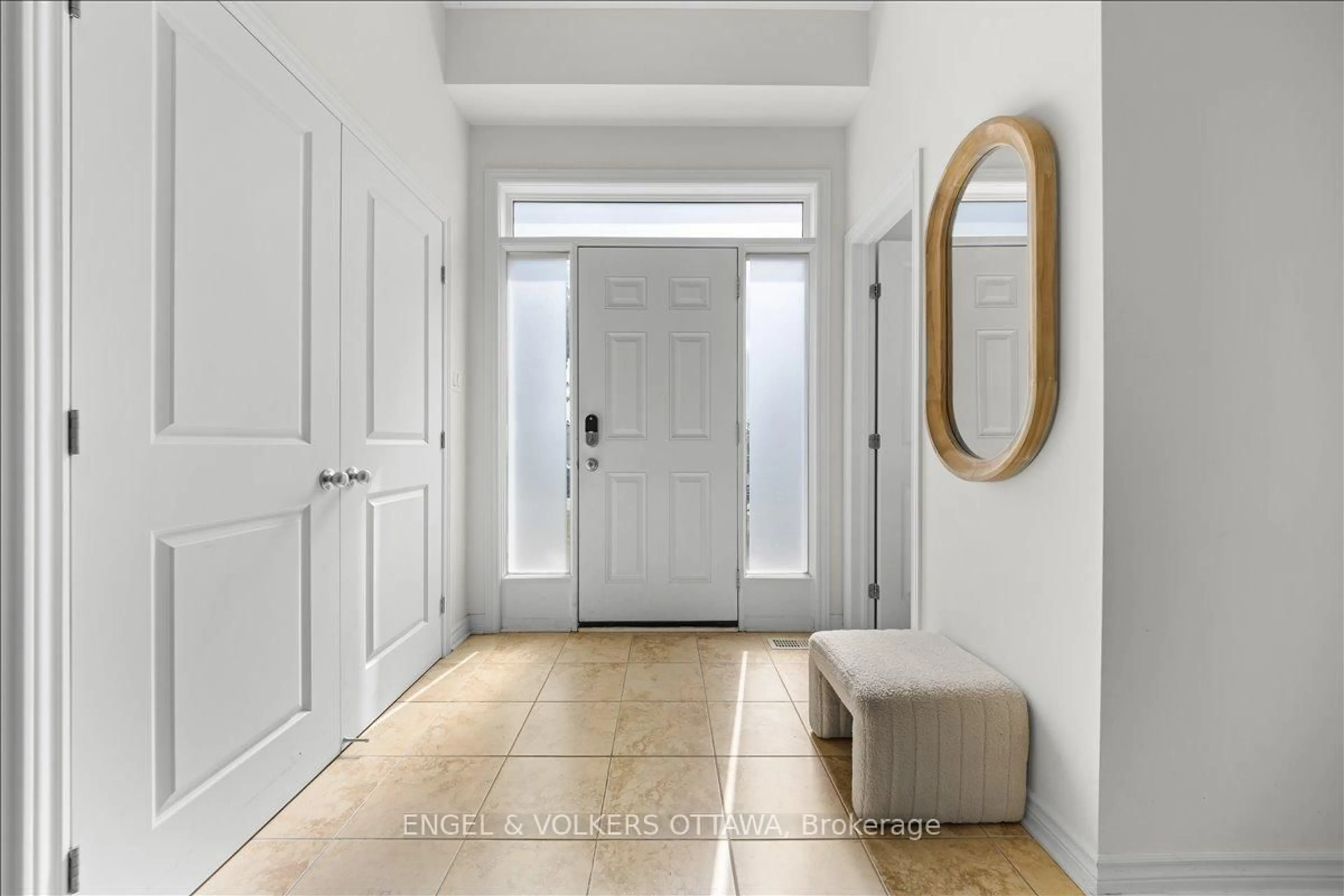 Indoor entryway for 501 Strasbourg St, Ottawa Ontario K4A 0M7