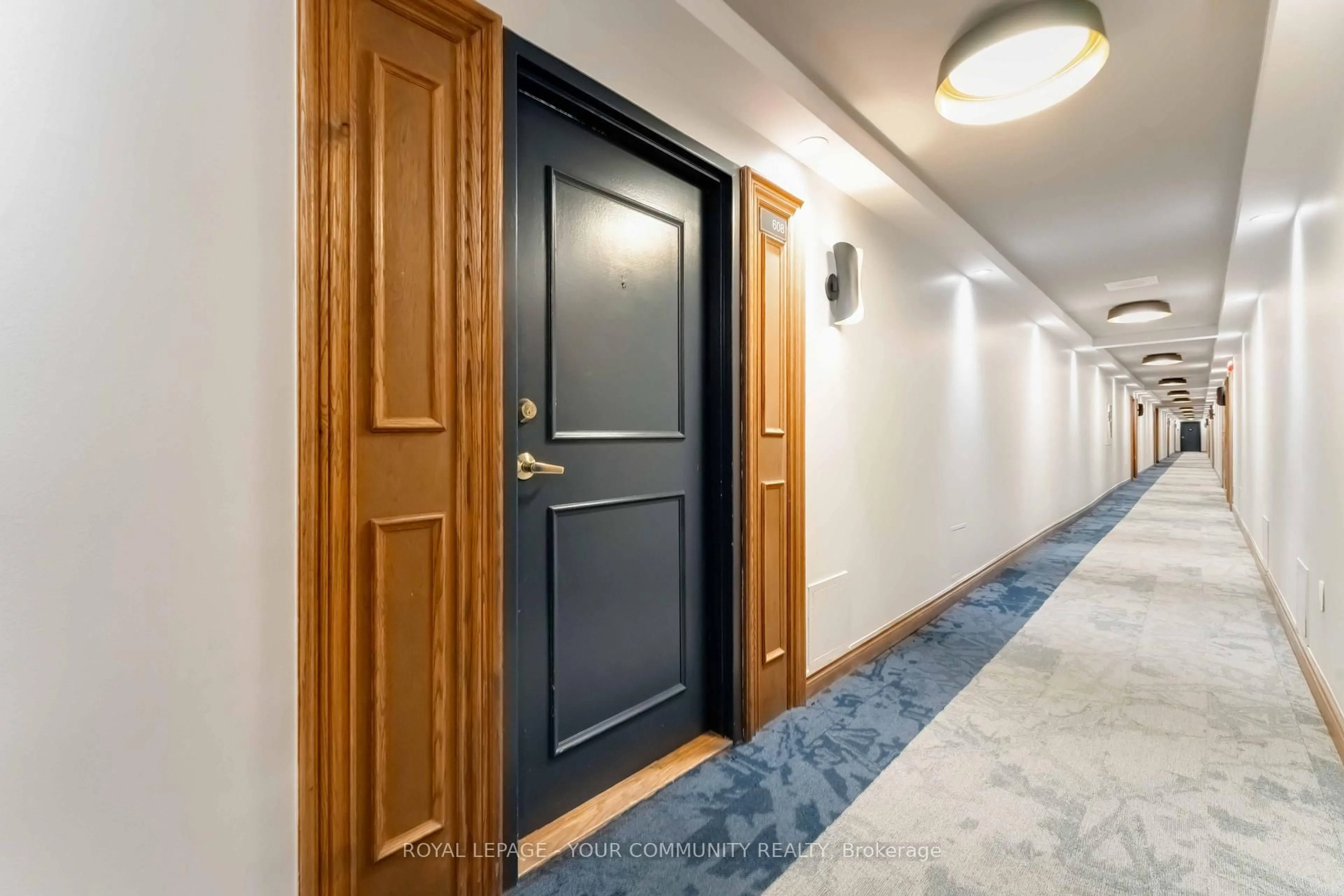 Indoor foyer for 500 Laurier Ave #608, Ottawa Ontario K1R 5E1