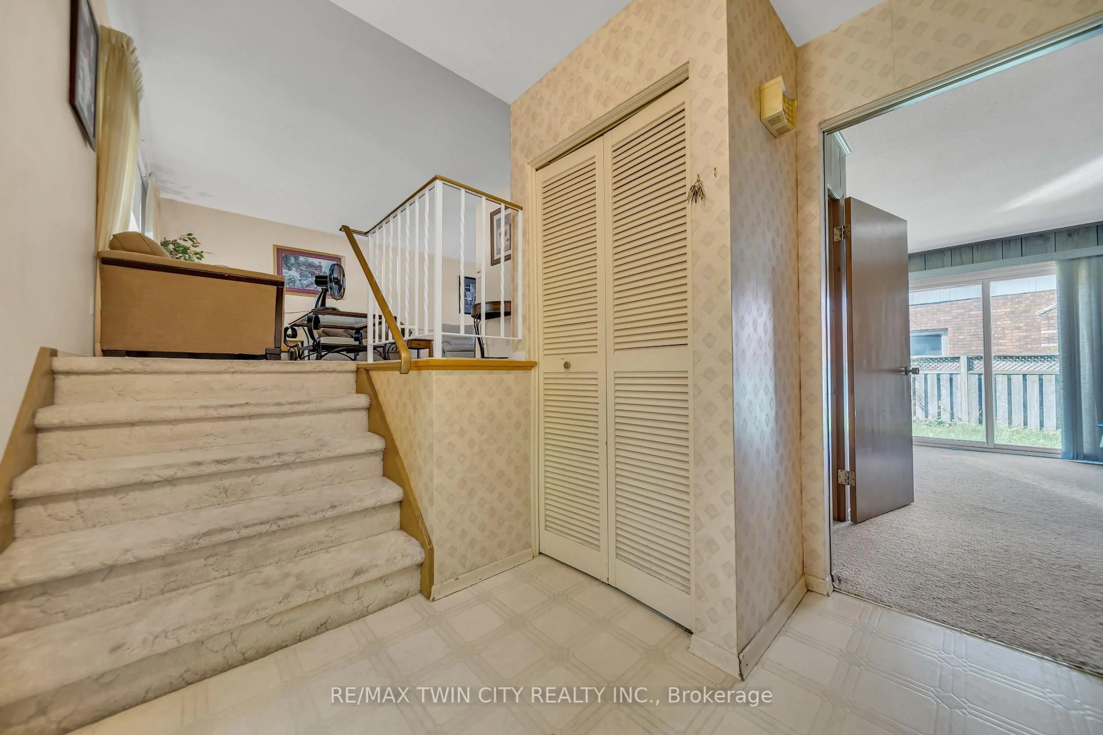 Indoor foyer for 395 Mossom Pl, Waterloo Ontario N2K 2G7