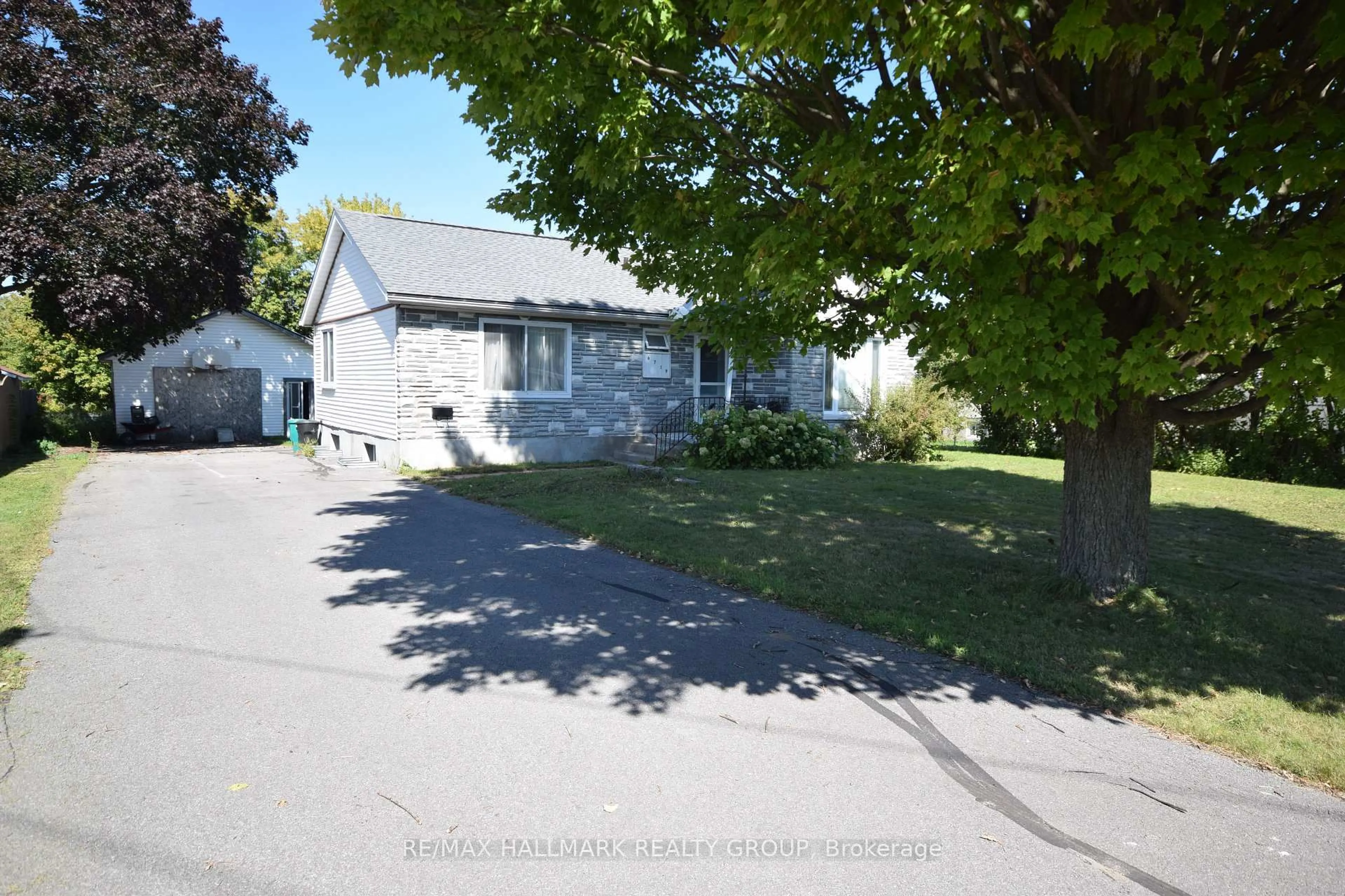 A pic from outside/outdoor area/front of a property/back of a property/a pic from drone, street for 6719 Barsona Pl, Ottawa Ontario K1C 1J2