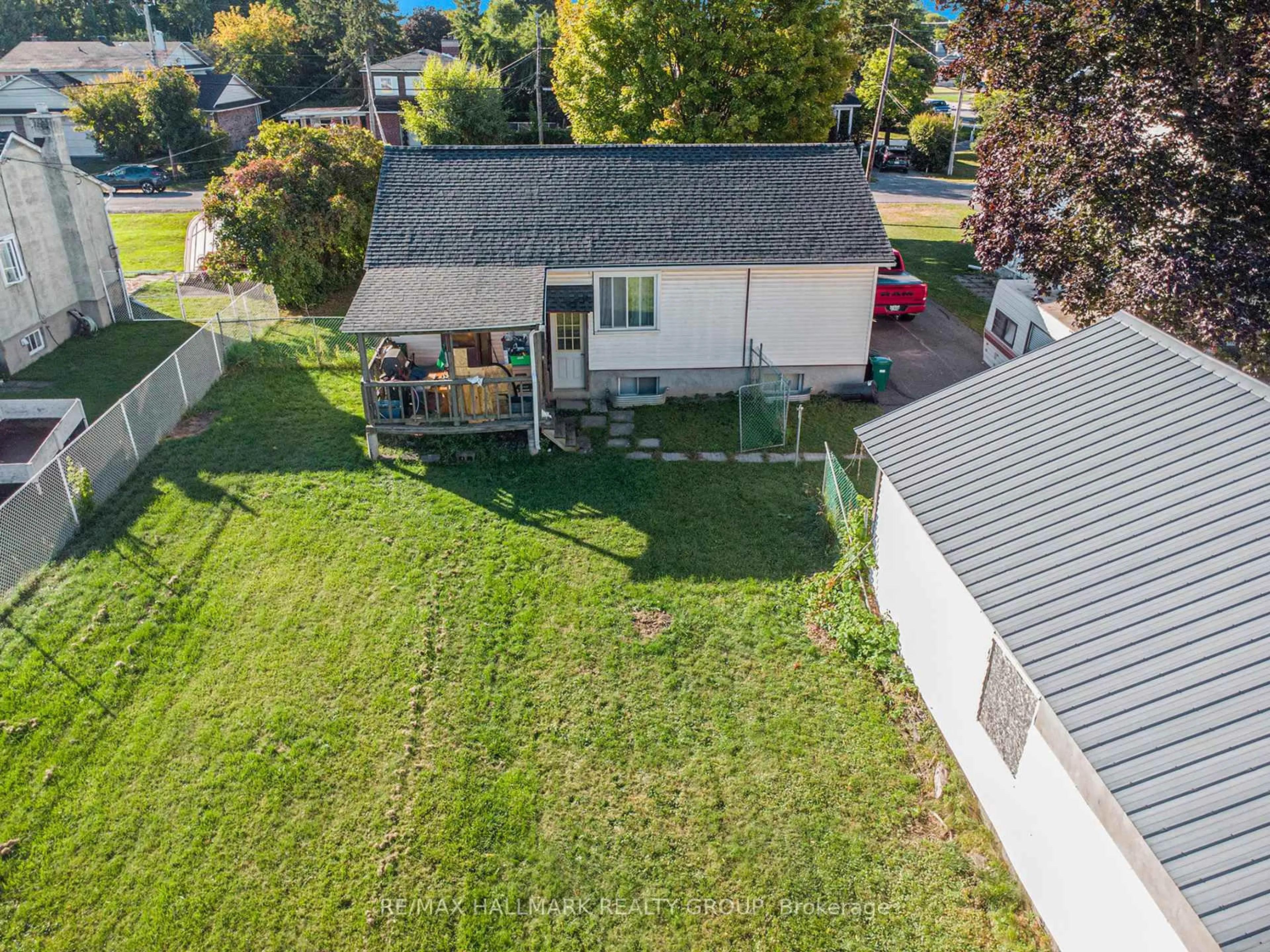 A pic from outside/outdoor area/front of a property/back of a property/a pic from drone, unknown for 6719 Barsona Pl, Ottawa Ontario K1C 1J2