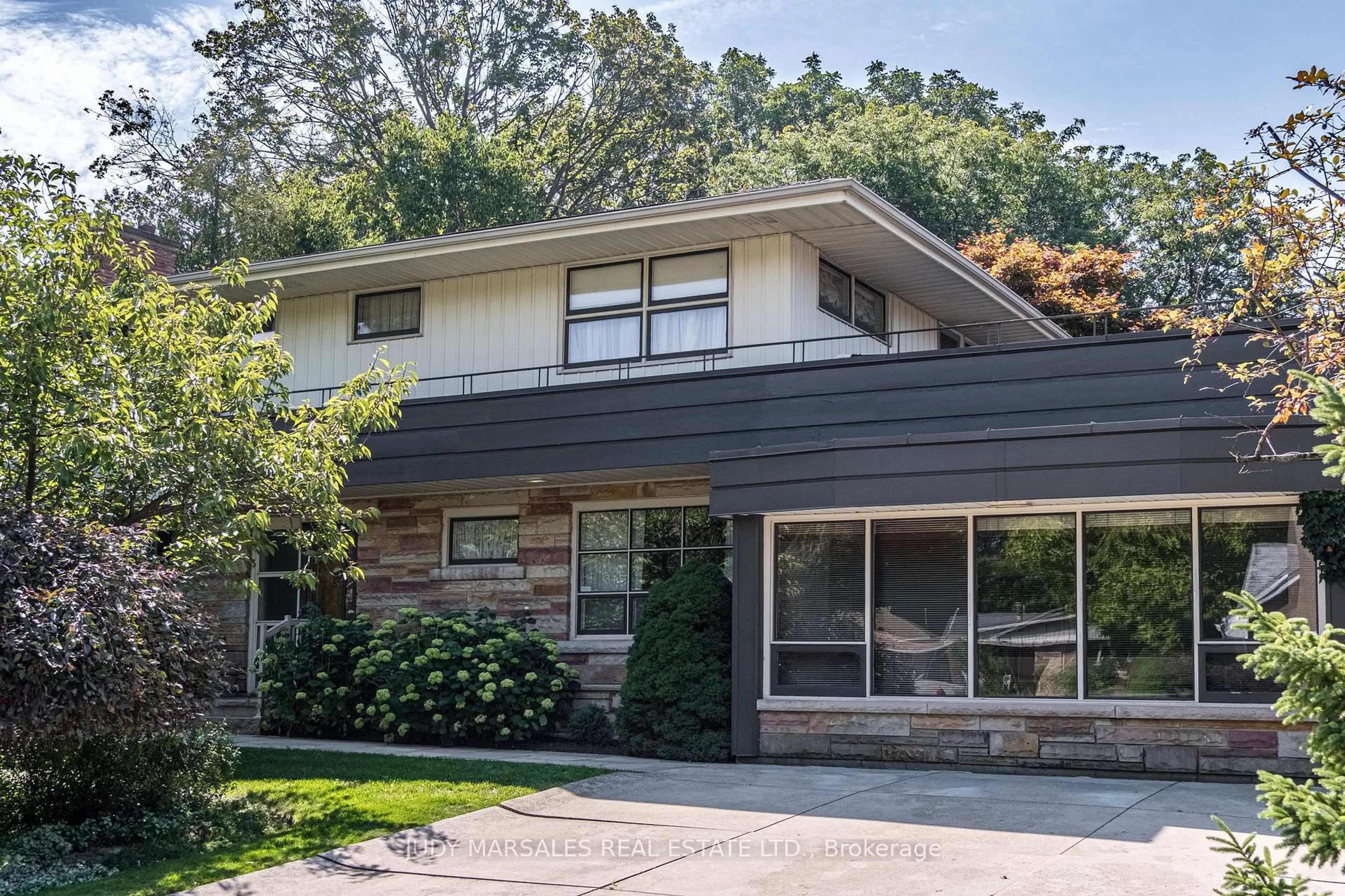 Home with brick exterior material, street for 6 Freeland Crt, Hamilton Ontario L8S 3R5