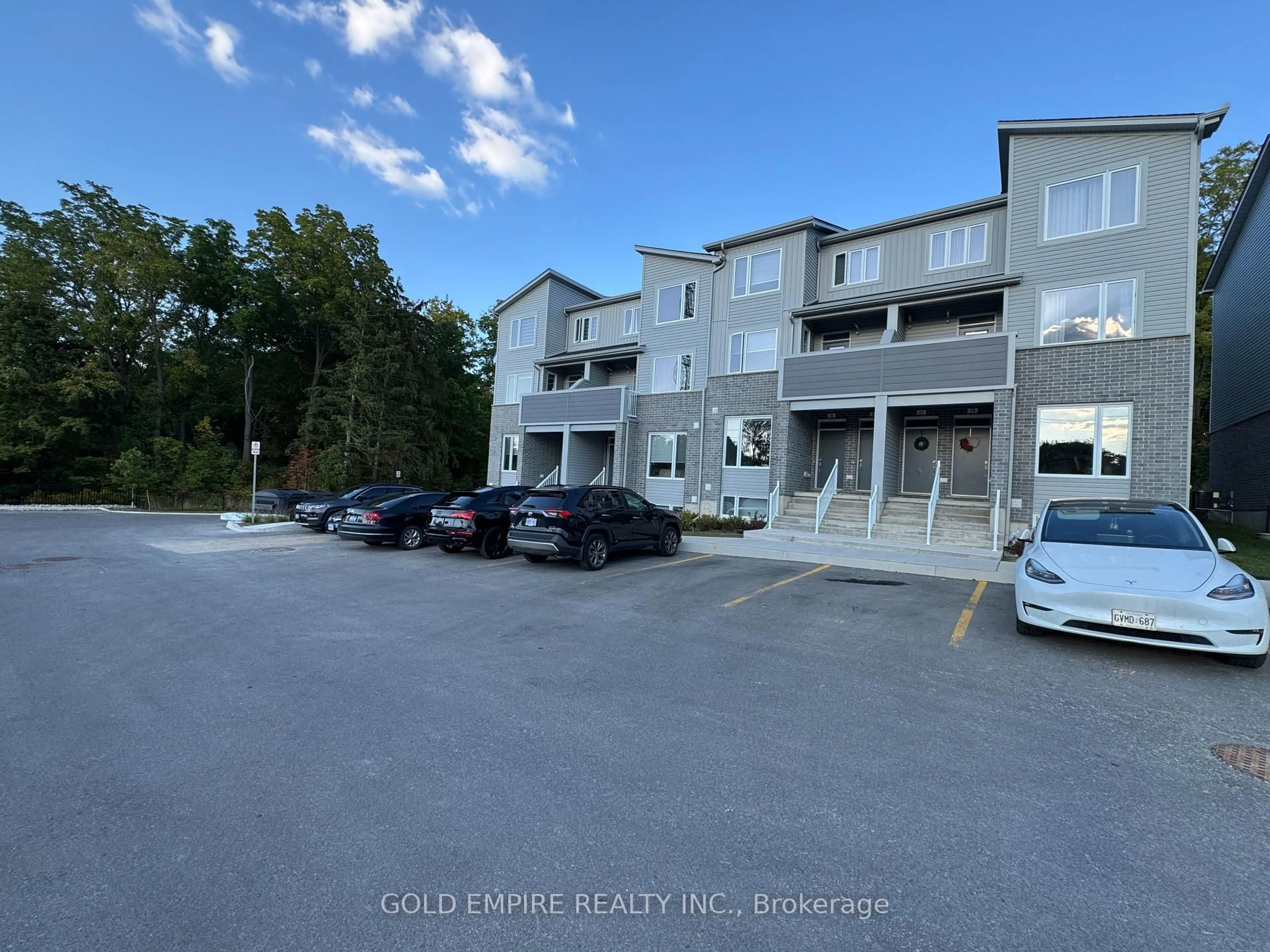 A pic from outside/outdoor area/front of a property/back of a property/a pic from drone, unknown for 990 DEVERON Cres #45, London South Ontario N5Z 0B3