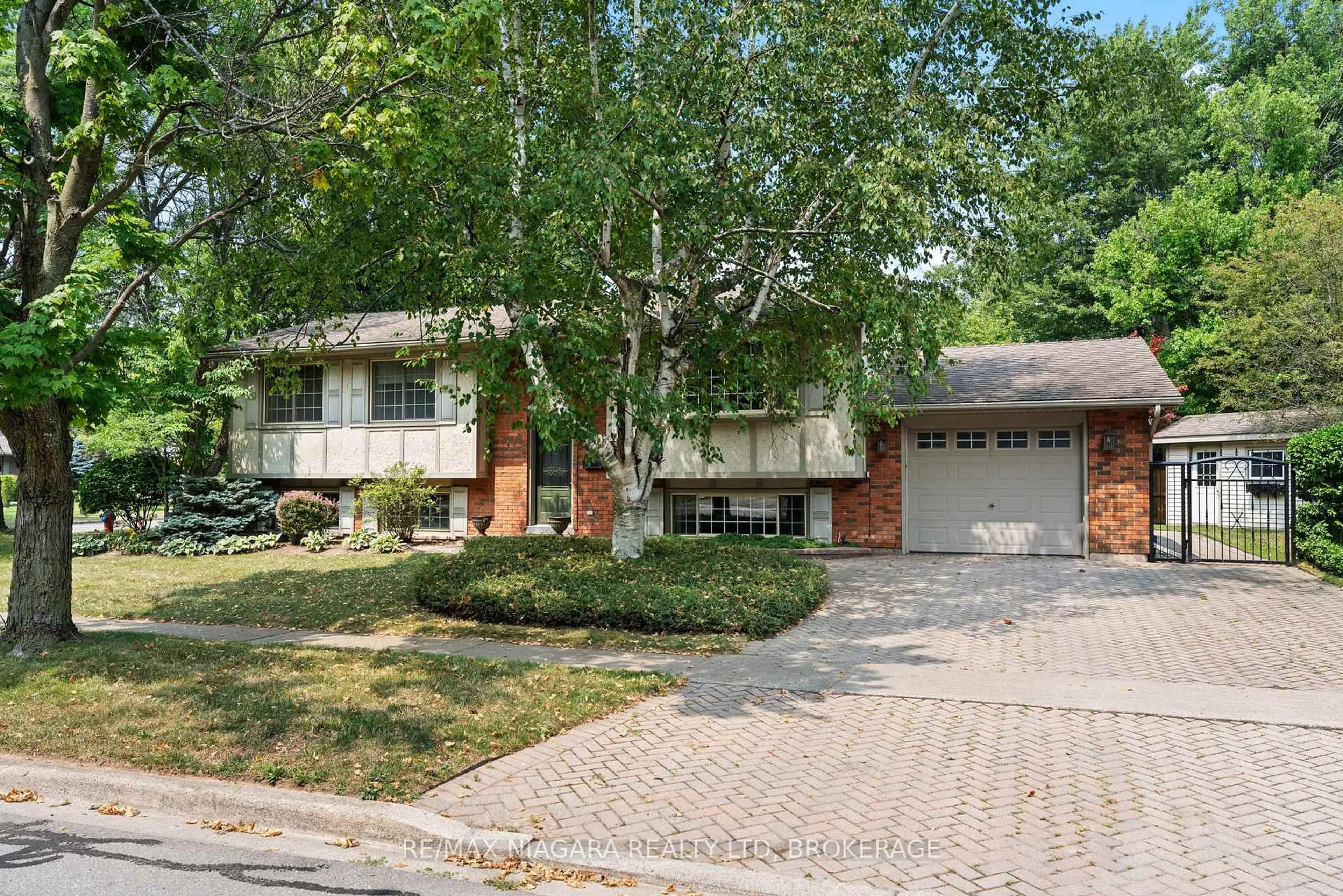 Home with brick exterior material, street for 6841 Dellpark Dr, Niagara Falls Ontario L2J 3G8