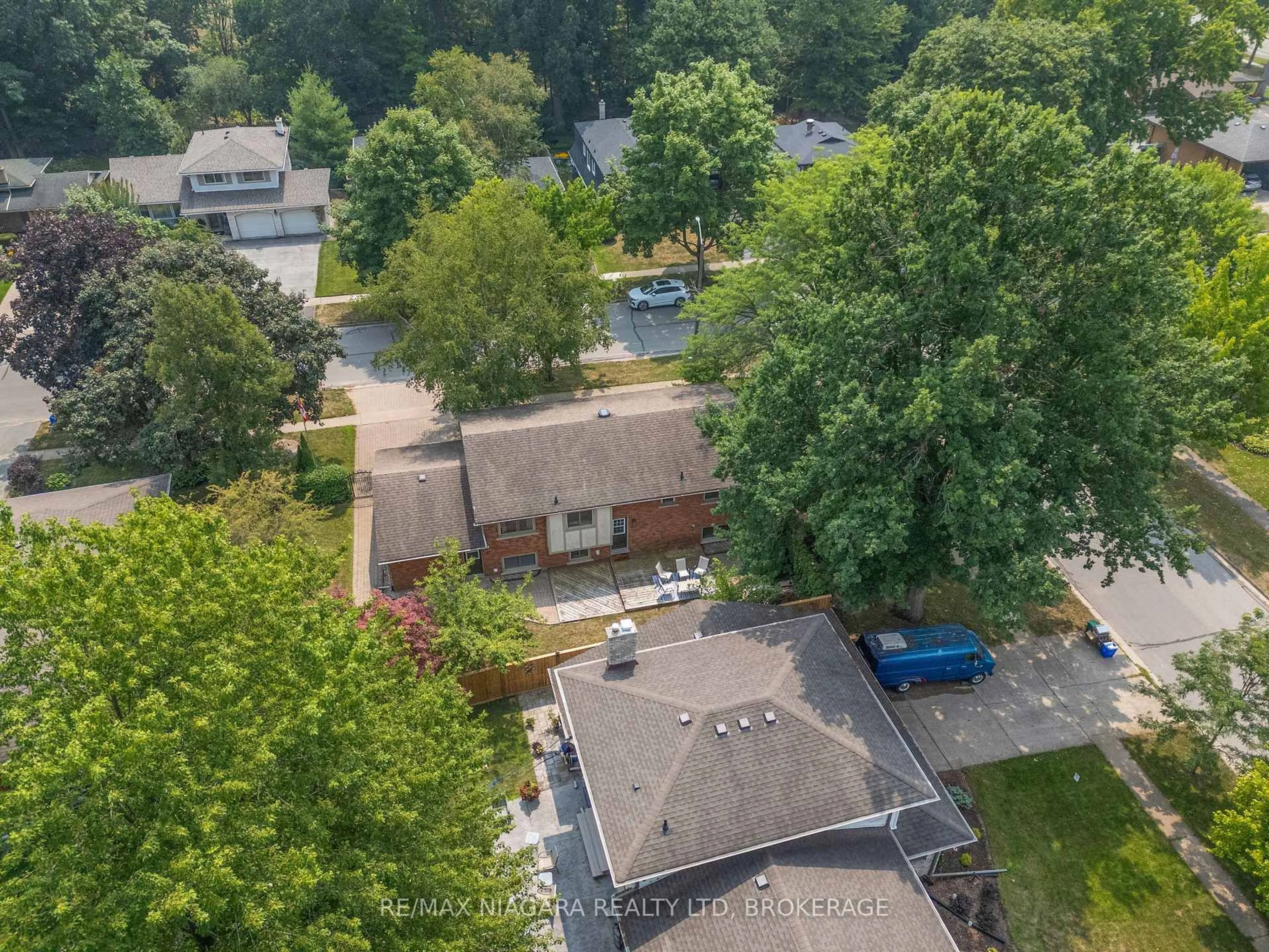 A pic from outside/outdoor area/front of a property/back of a property/a pic from drone, city buildings view from balcony for 6841 Dellpark Dr, Niagara Falls Ontario L2J 3G8