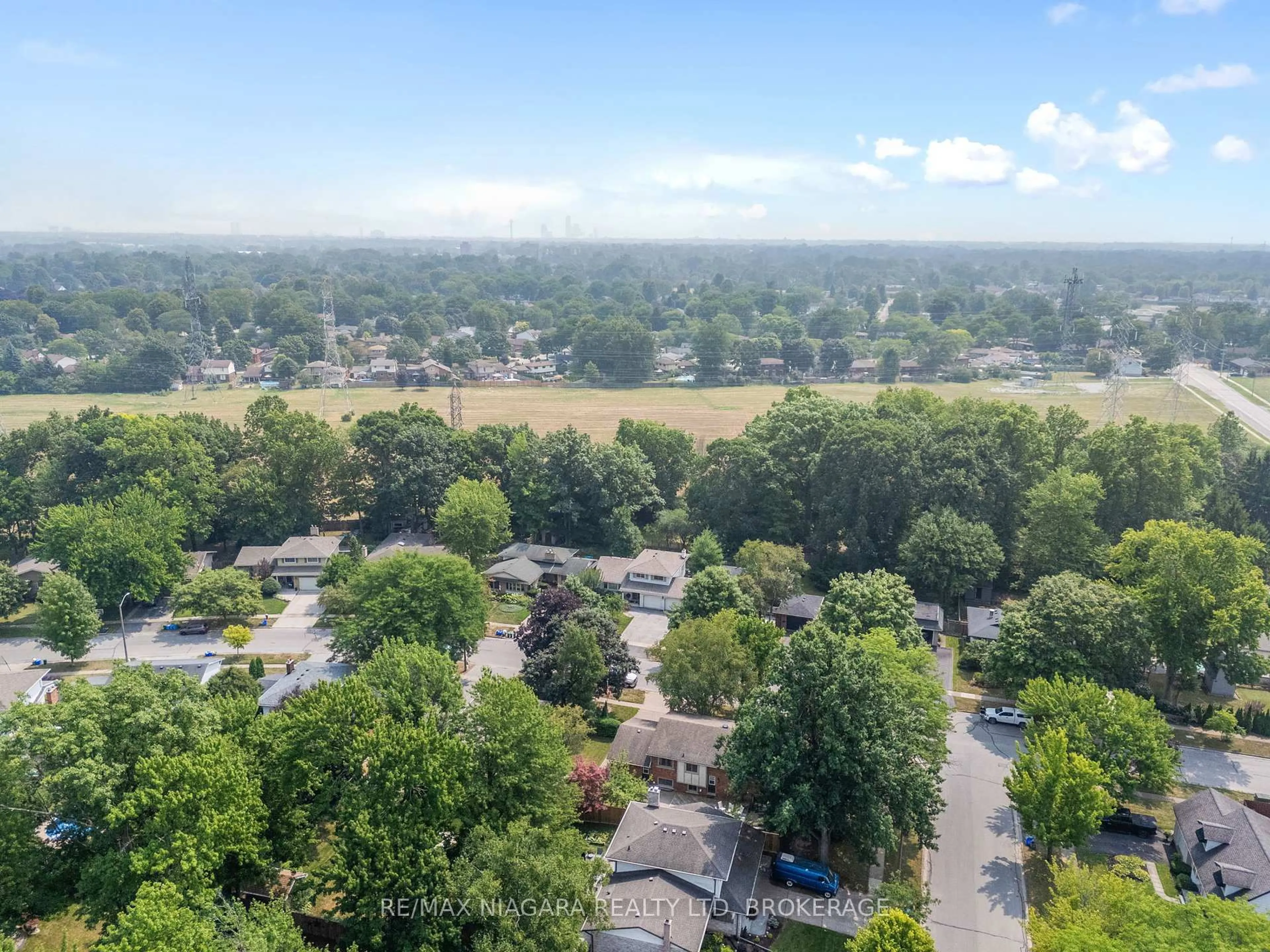 A pic from outside/outdoor area/front of a property/back of a property/a pic from drone, city buildings view from balcony for 6841 Dellpark Dr, Niagara Falls Ontario L2J 3G8