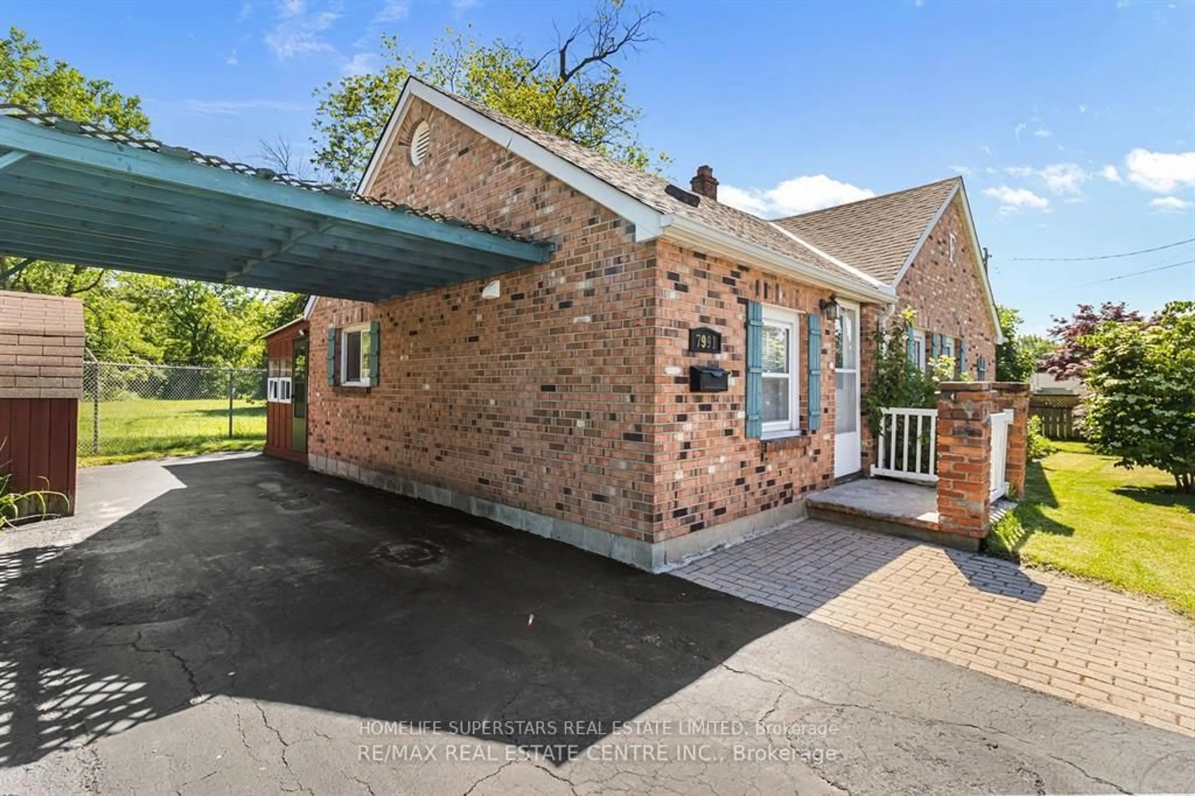 A pic from outside/outdoor area/front of a property/back of a property/a pic from drone, unknown for 7991 Peter St, Niagara Falls Ontario L2G 6T1