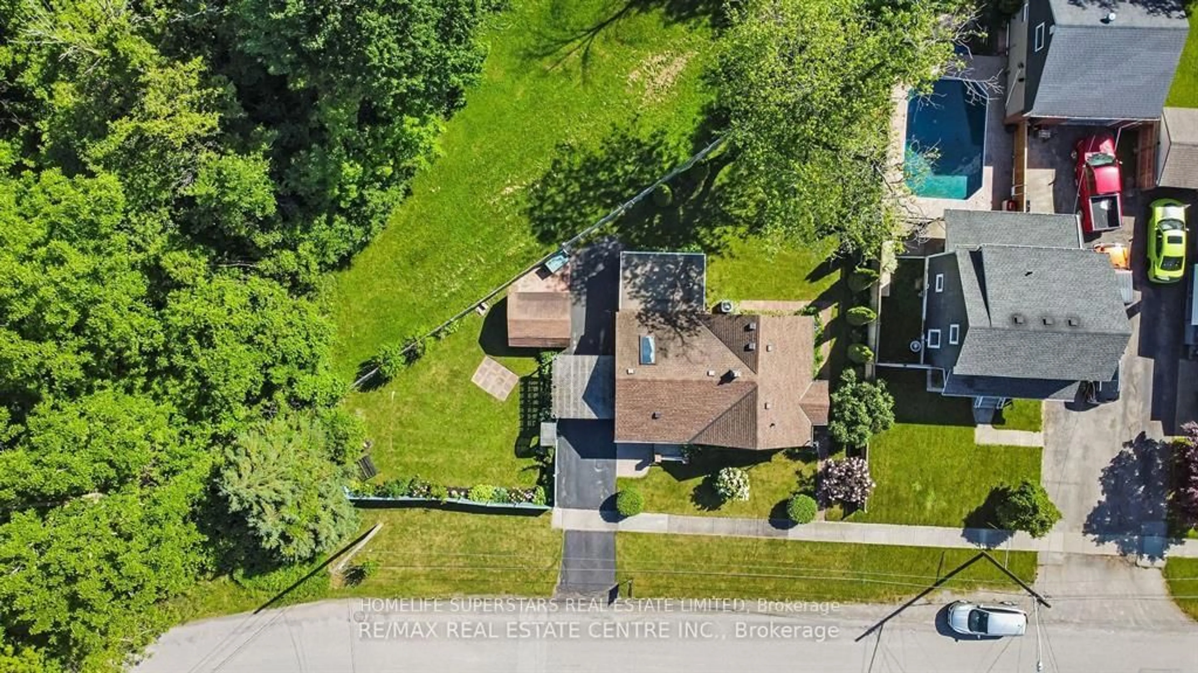 A pic from outside/outdoor area/front of a property/back of a property/a pic from drone, street for 7991 Peter St, Niagara Falls Ontario L2G 6T1
