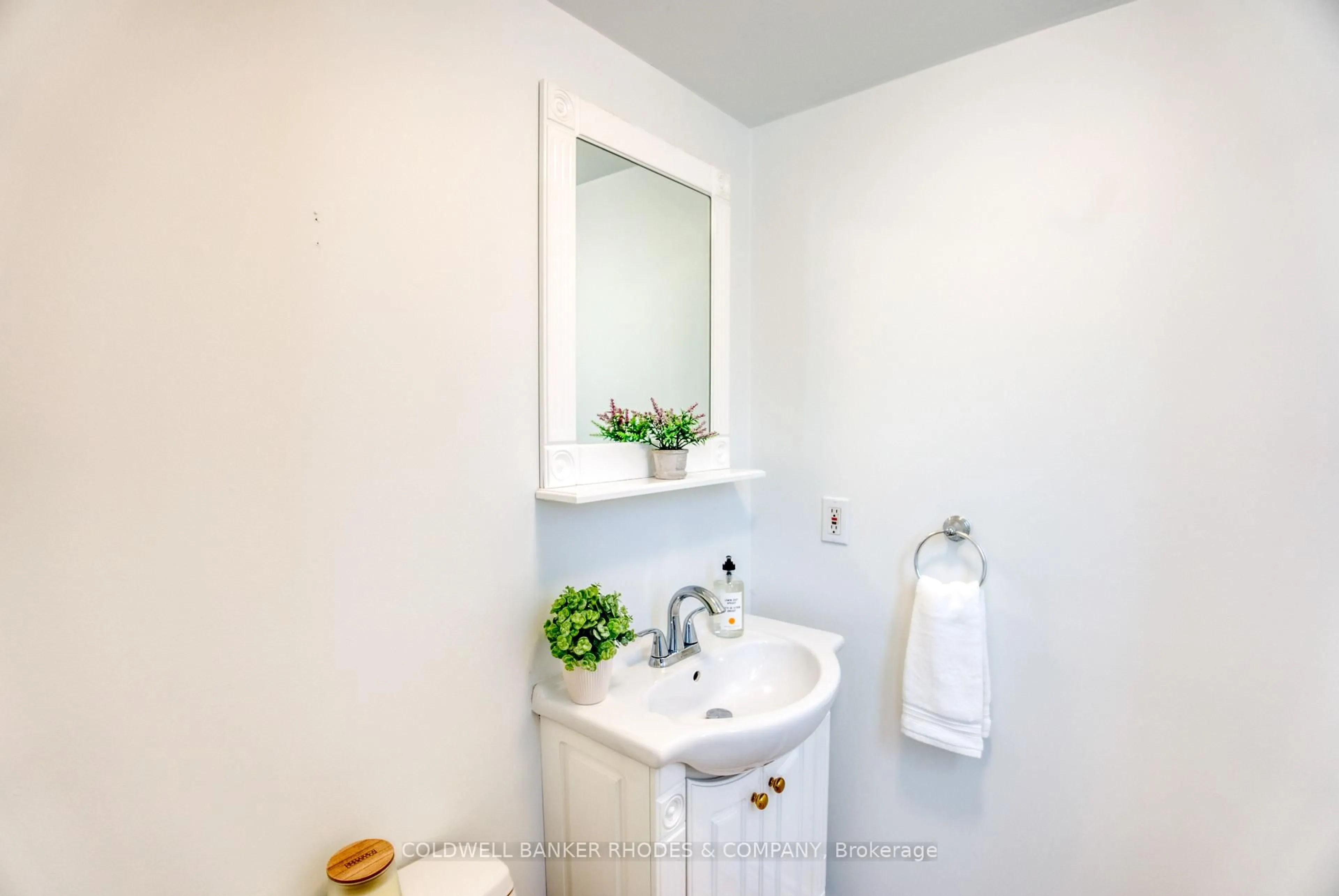 Standard bathroom, ceramic/tile floor for 43 Jackson Crt #69, Ottawa Ontario K2K 1B6