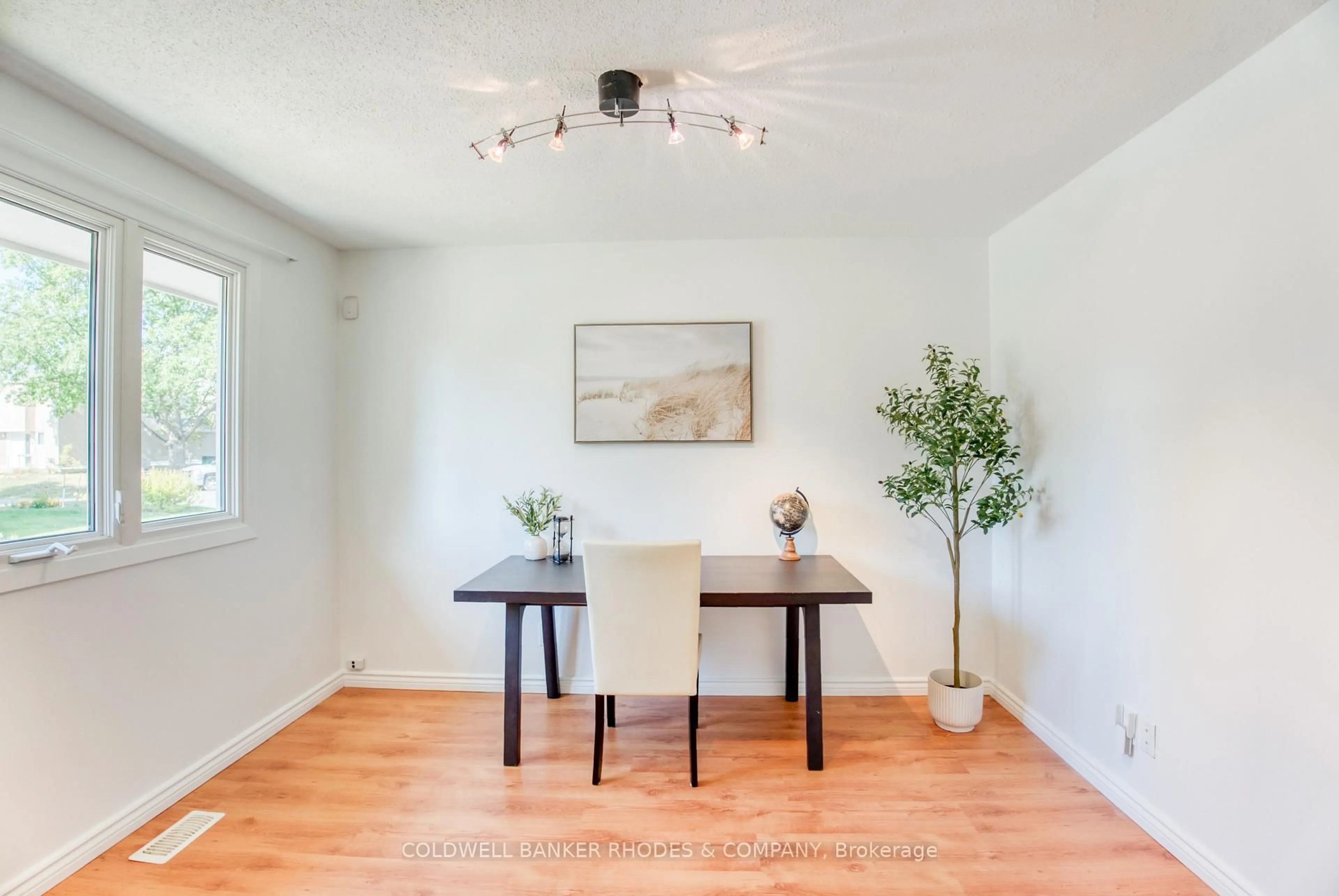 Dining room, wood/laminate floor for 43 Jackson Crt #69, Ottawa Ontario K2K 1B6