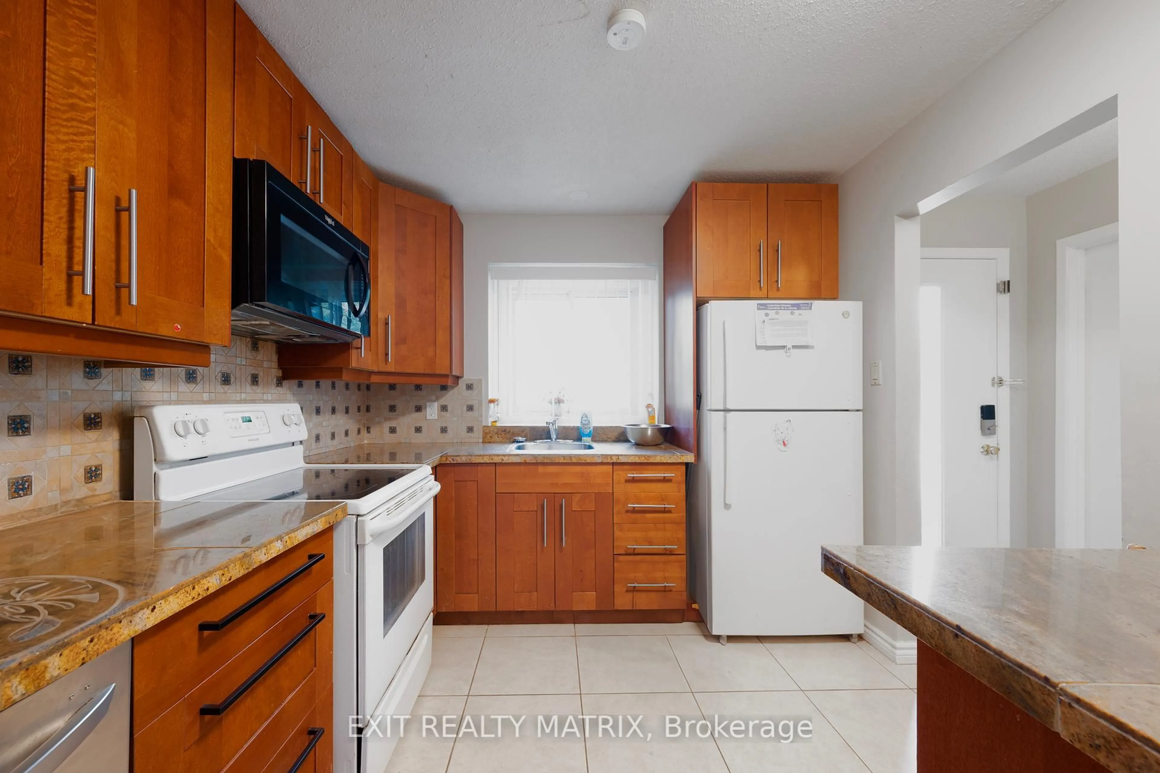 Standard kitchen, unknown for 23 Pickford Dr, Kanata Ontario K2L 2C1