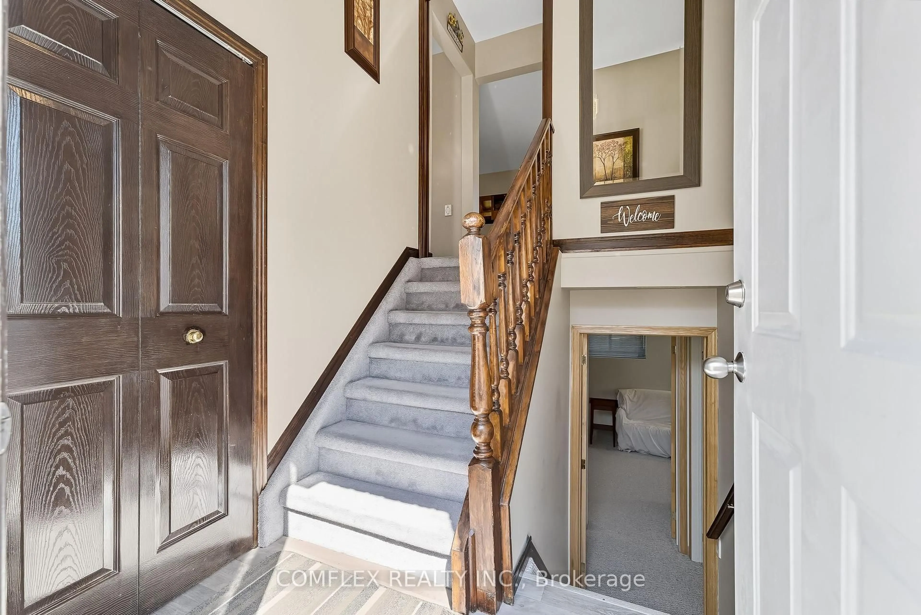 Indoor foyer for 229 MIDDLEFIELD Rd, Peterborough Ontario K9J 8H4