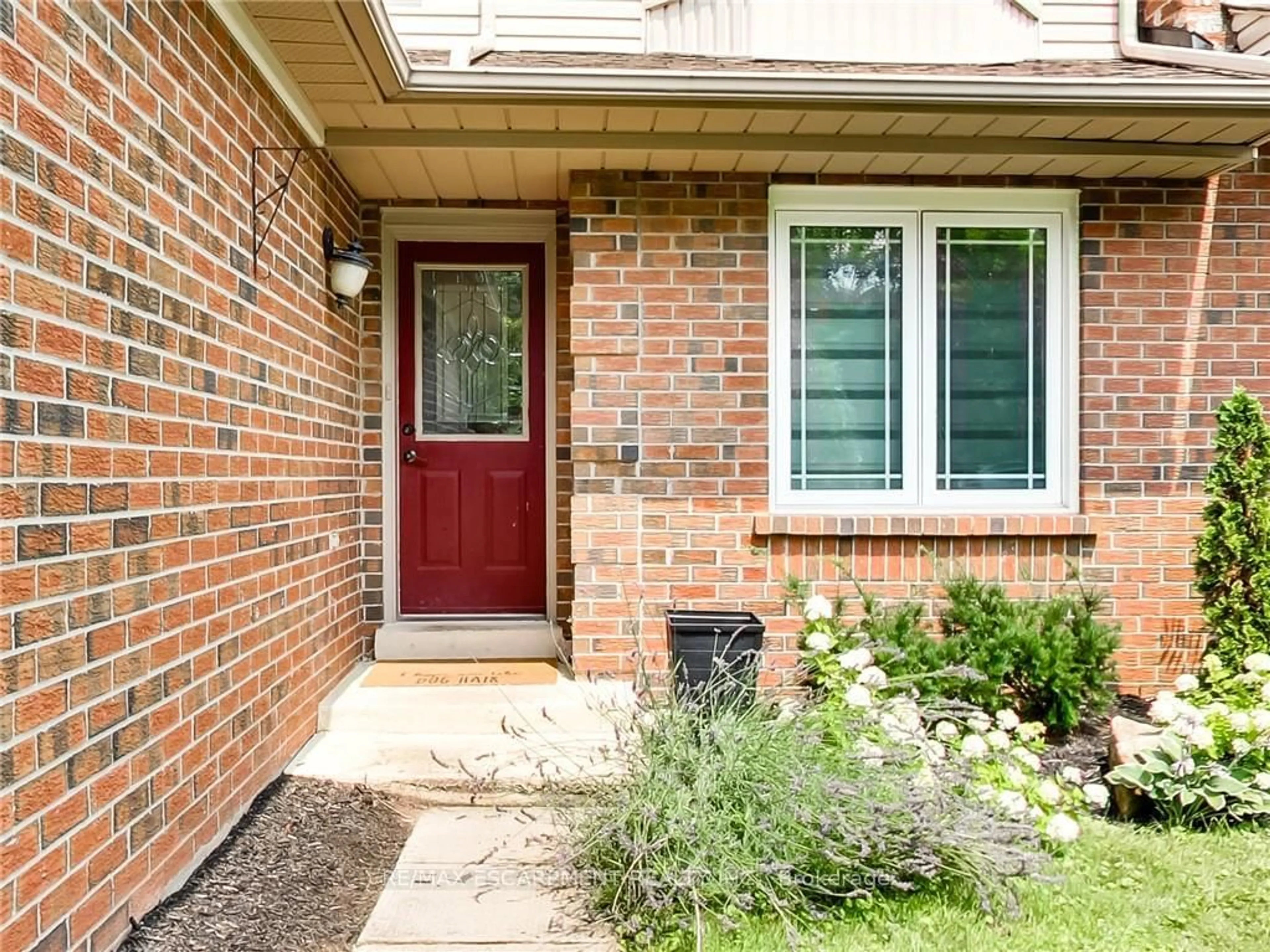 Indoor entryway for 22 Hedgelawn Dr, Grimsby Ontario L3M 5G9