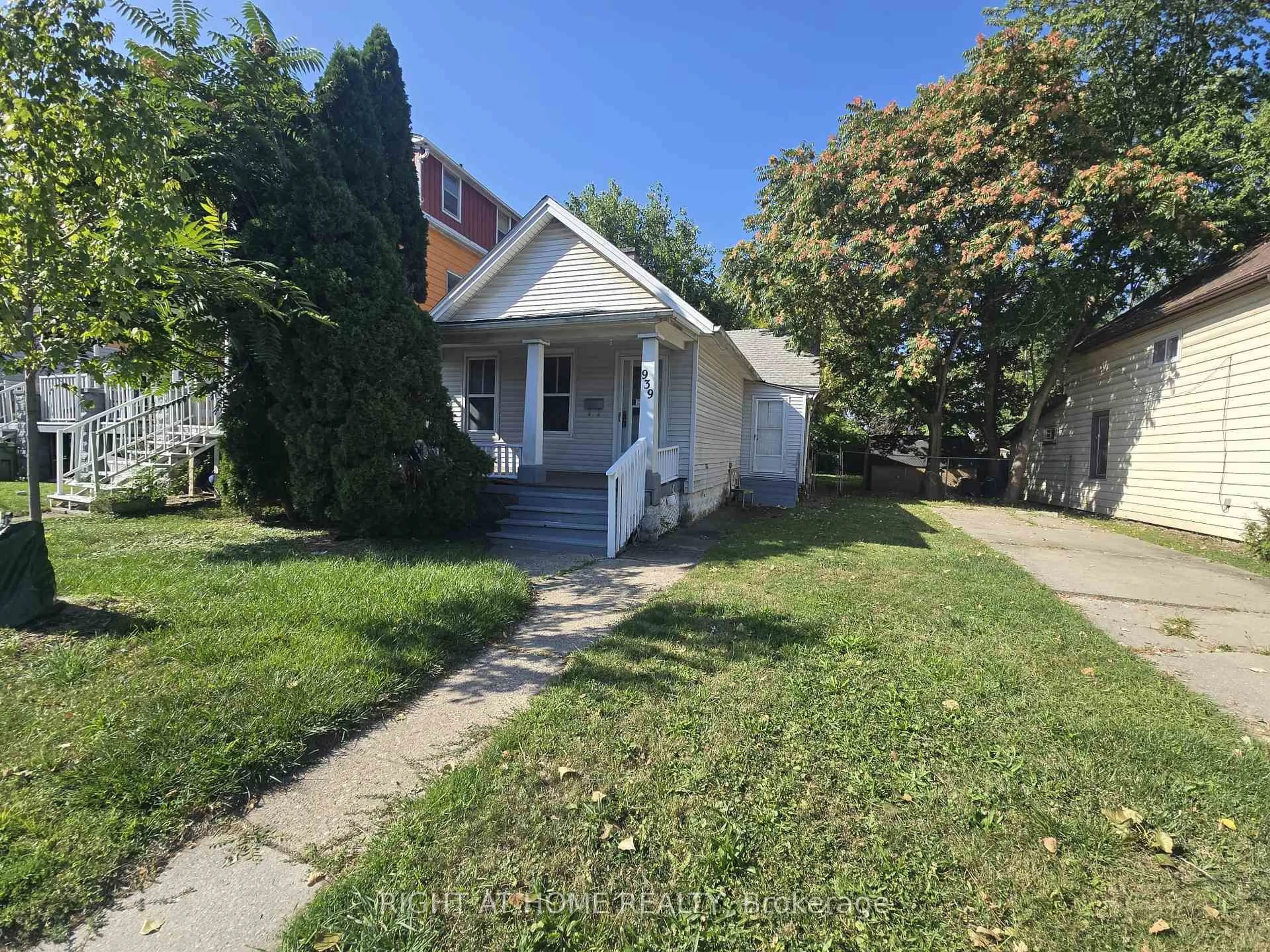 A pic from outside/outdoor area/front of a property/back of a property/a pic from drone, street for 939 Wellington St, Windsor Ontario N9A 5K2