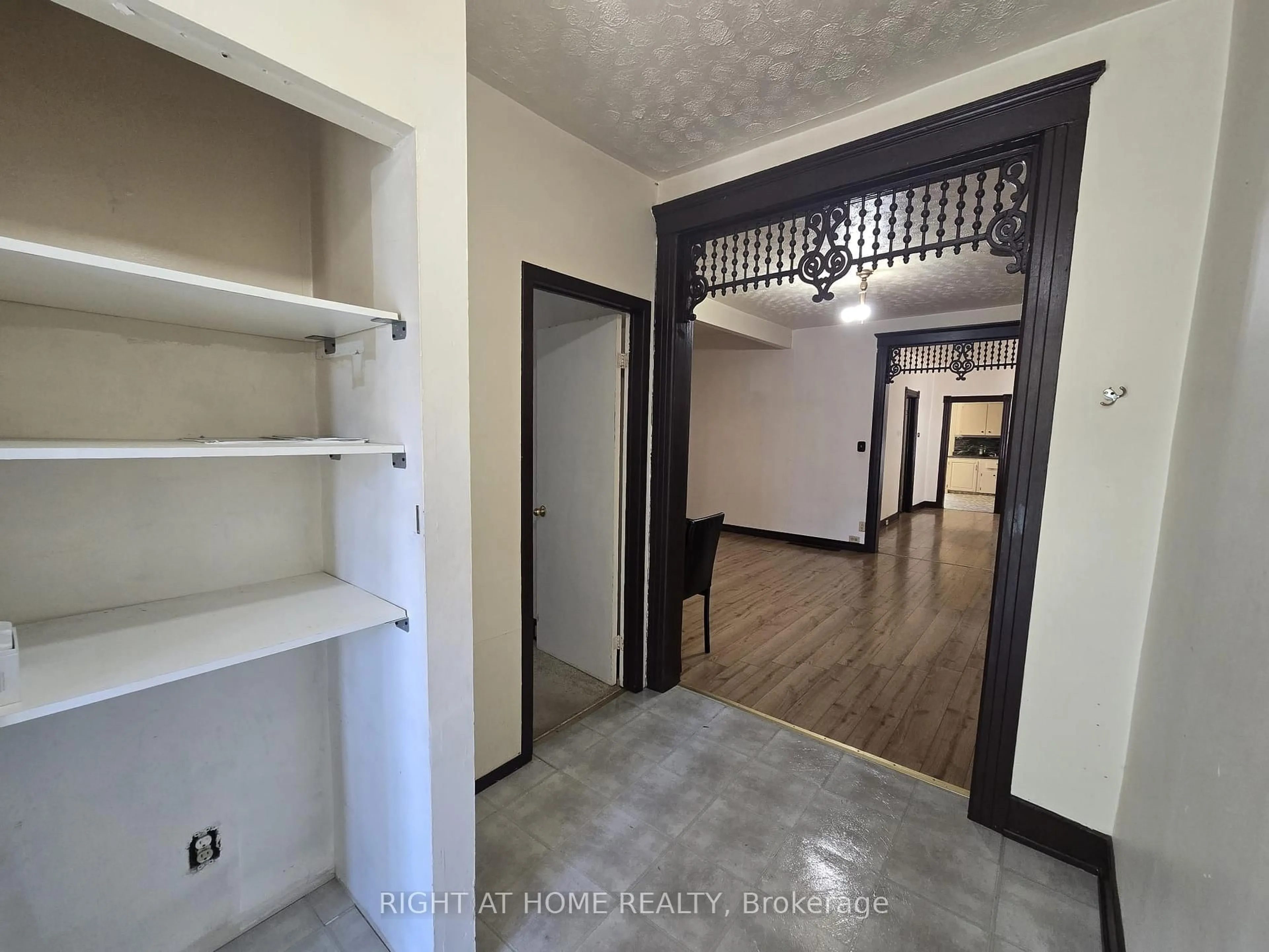 A pic of a room for 939 Wellington St, Windsor Ontario N9A 5K2