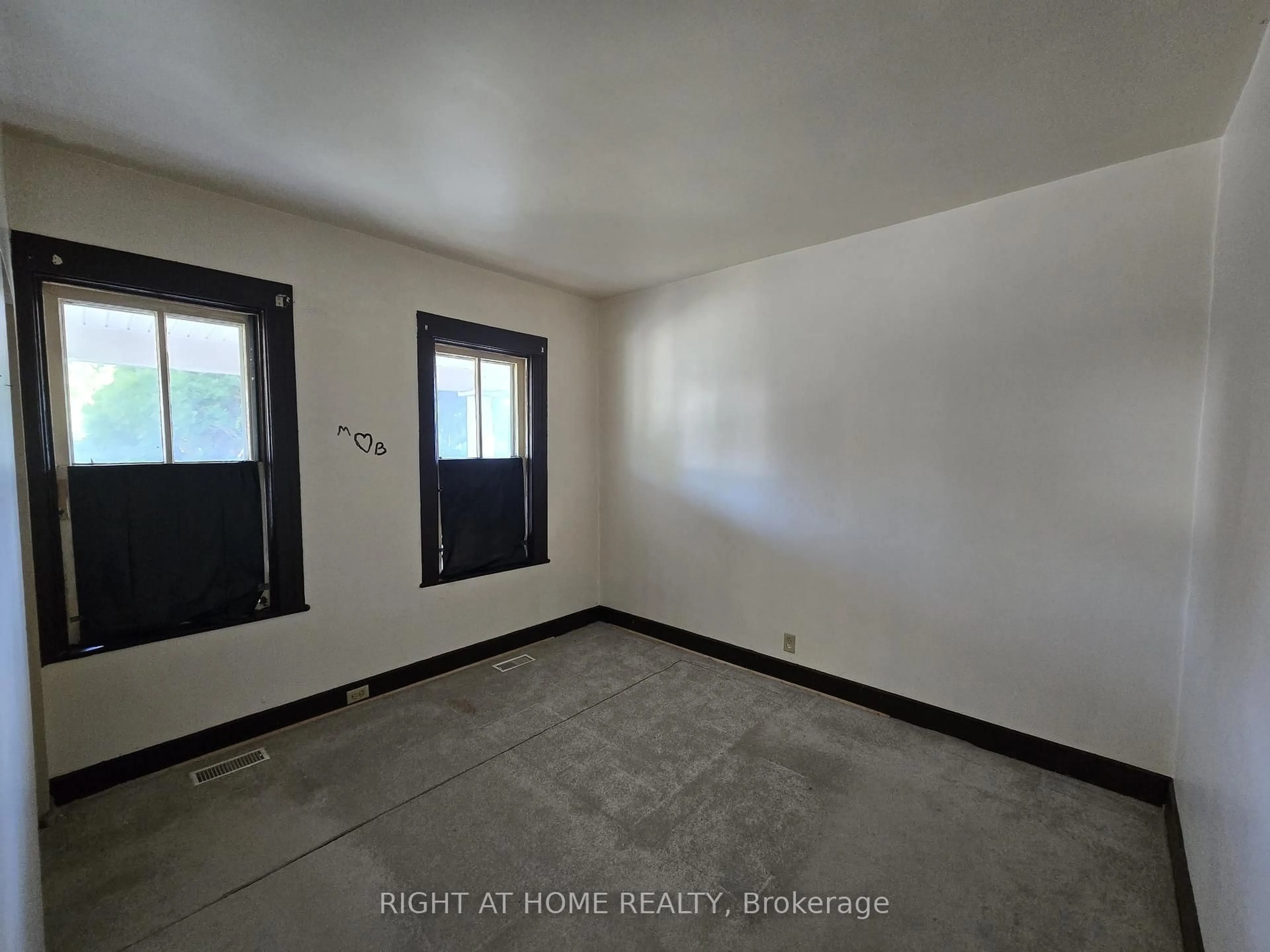 A pic of a room for 939 Wellington St, Windsor Ontario N9A 5K2
