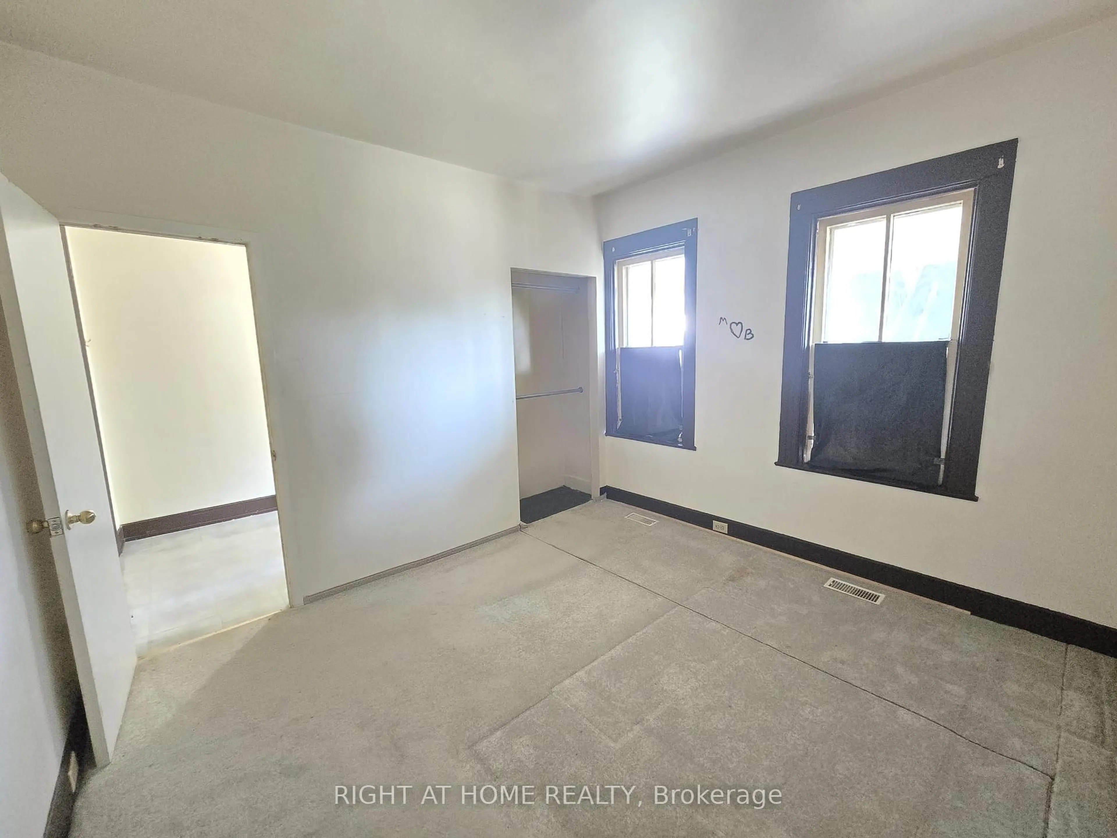 A pic of a room for 939 Wellington St, Windsor Ontario N9A 5K2