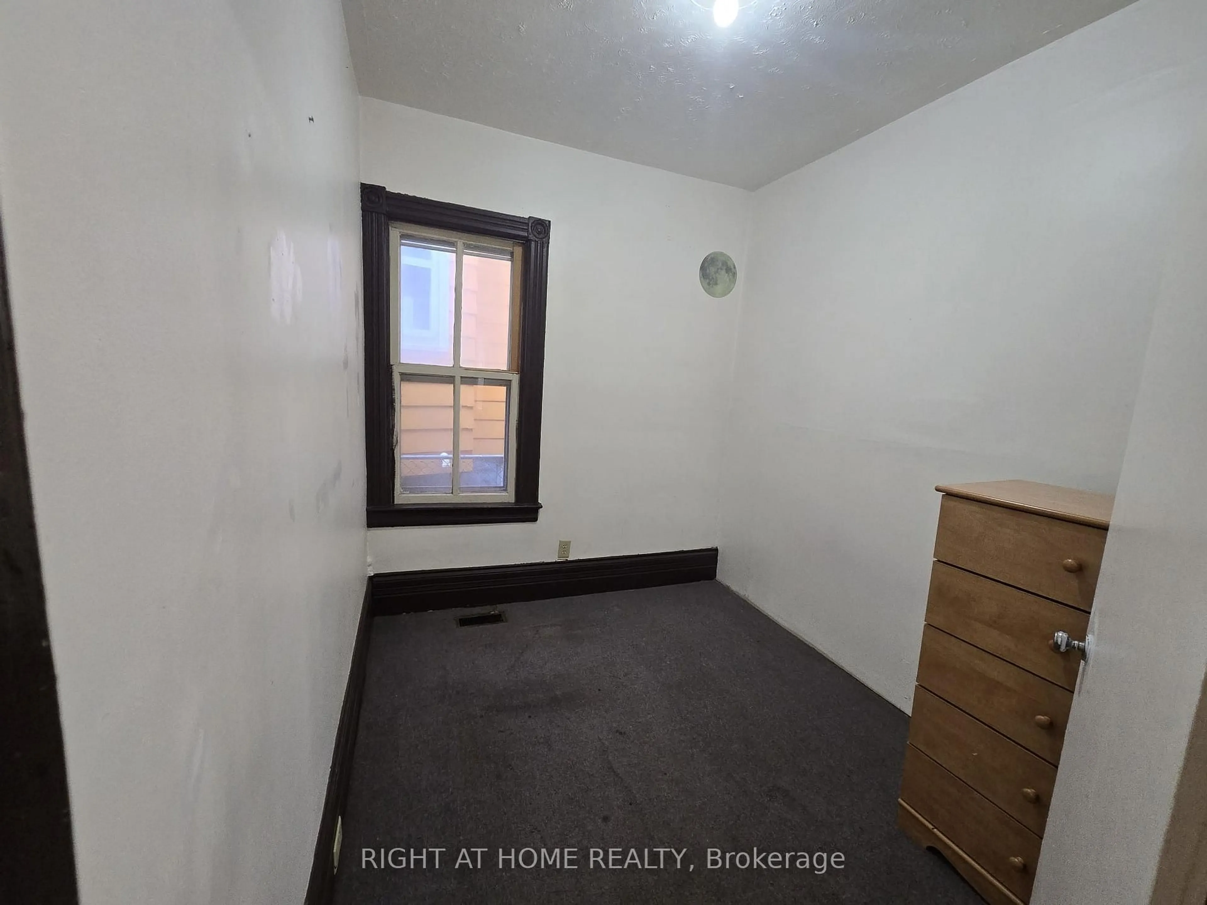 A pic of a room for 939 Wellington St, Windsor Ontario N9A 5K2