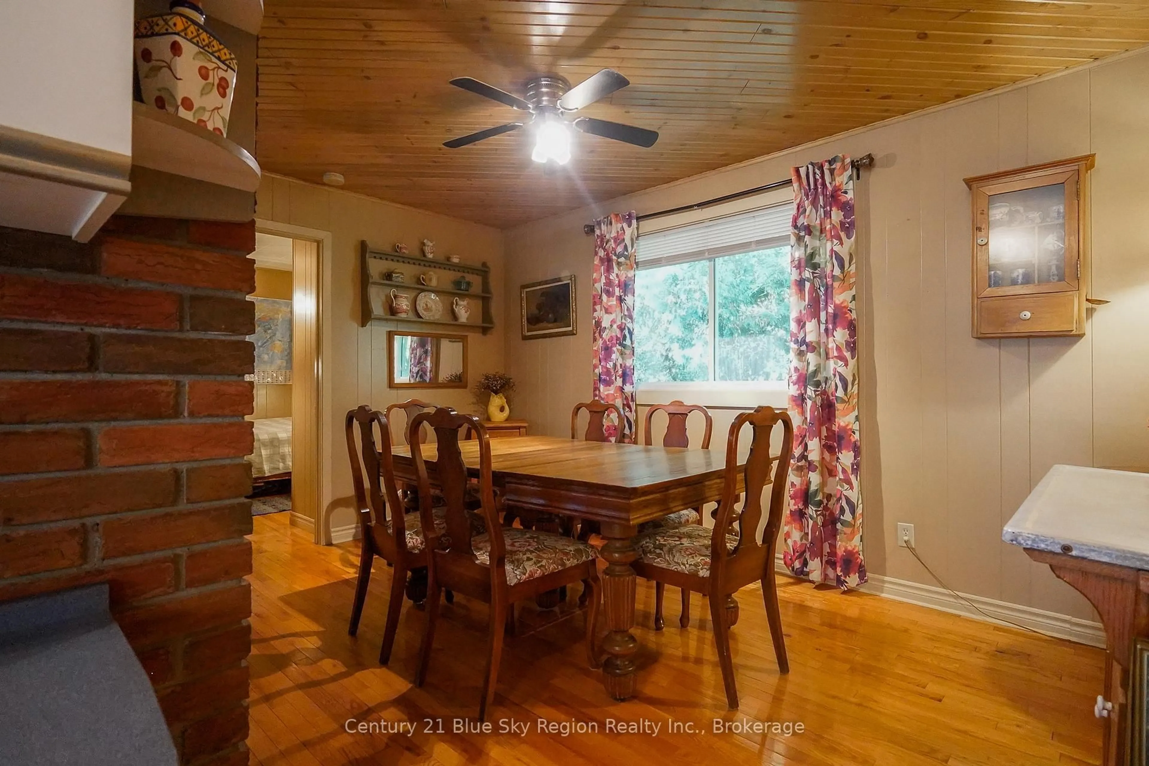 Dining room, wood/laminate floor for 5065 Highway 11, Temagami Ontario P0H 1H0