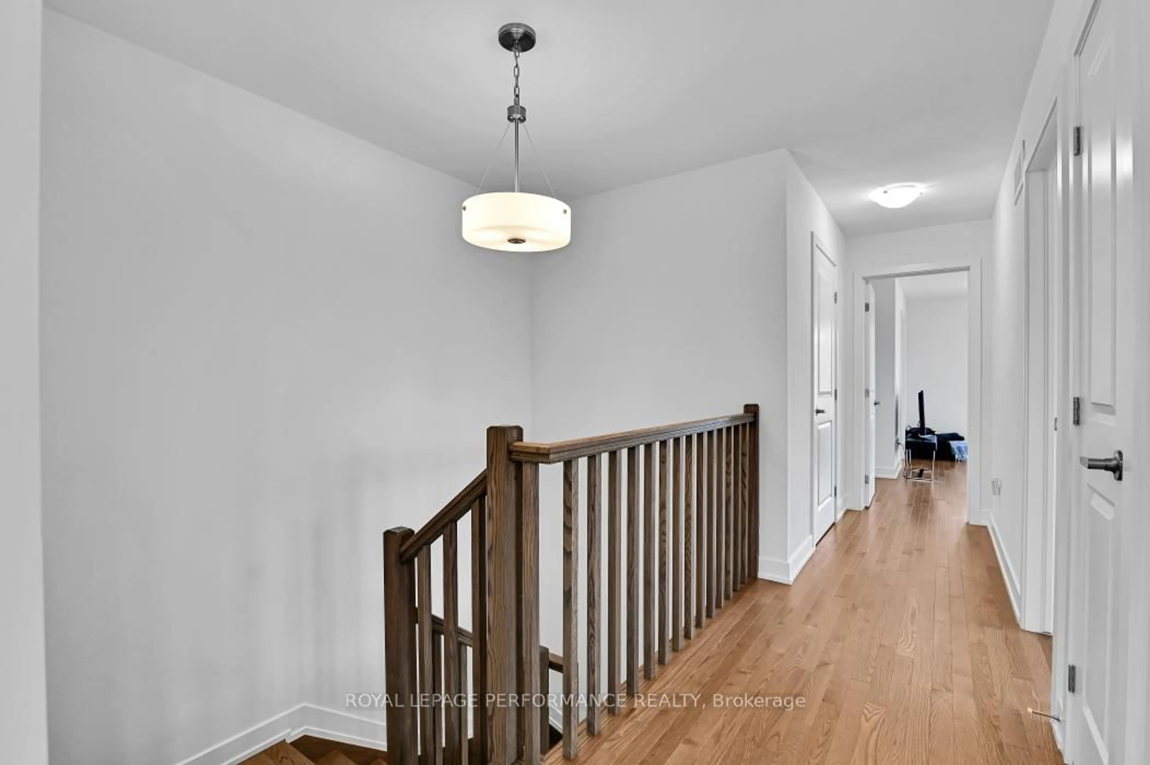 Indoor entryway for 70 Nettle Cres, Ottawa Ontario K1T 0W9