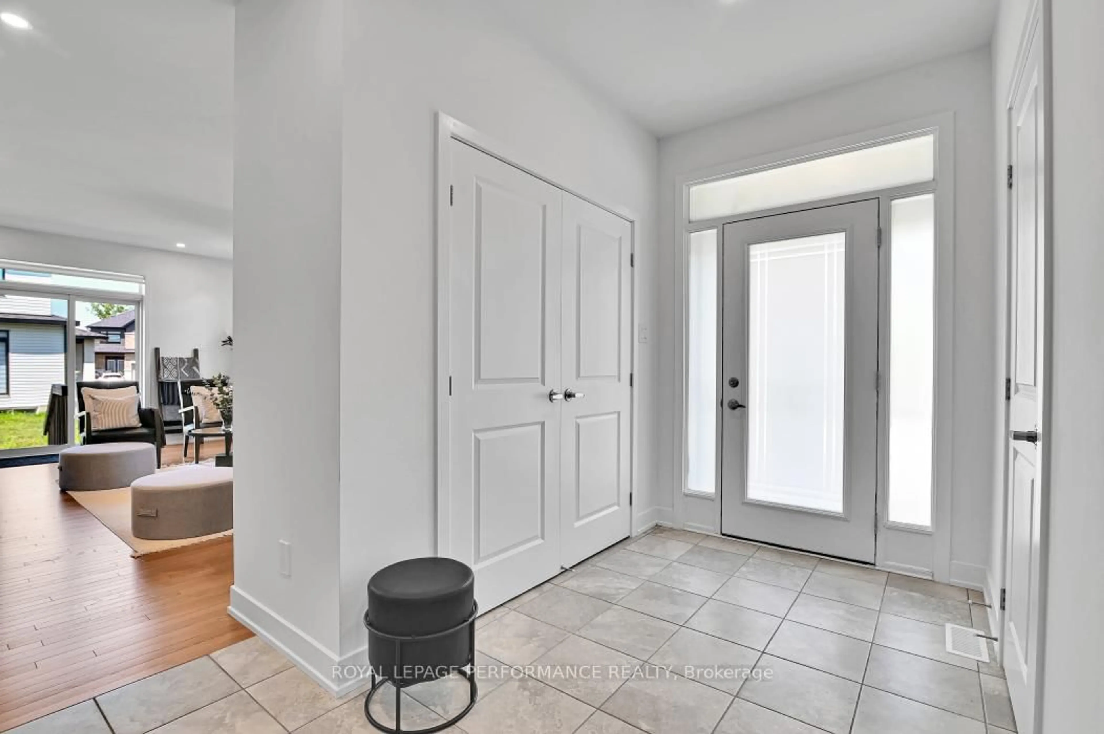 Indoor entryway for 70 Nettle Cres, Ottawa Ontario K1T 0W9
