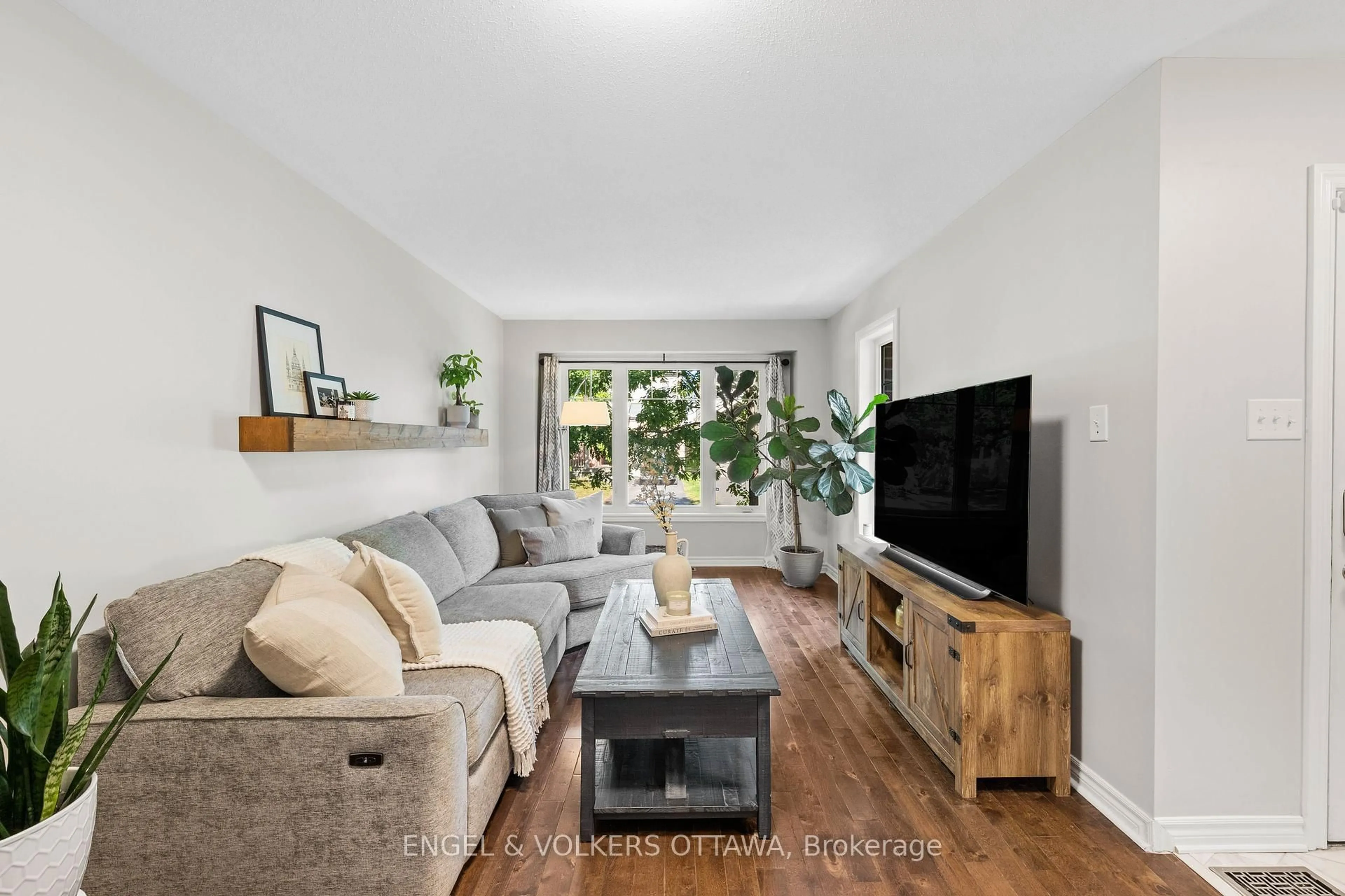 Living room with furniture, wood/laminate floor for 416 Vendevale Ave, Stittsville Ontario K2S 0M6