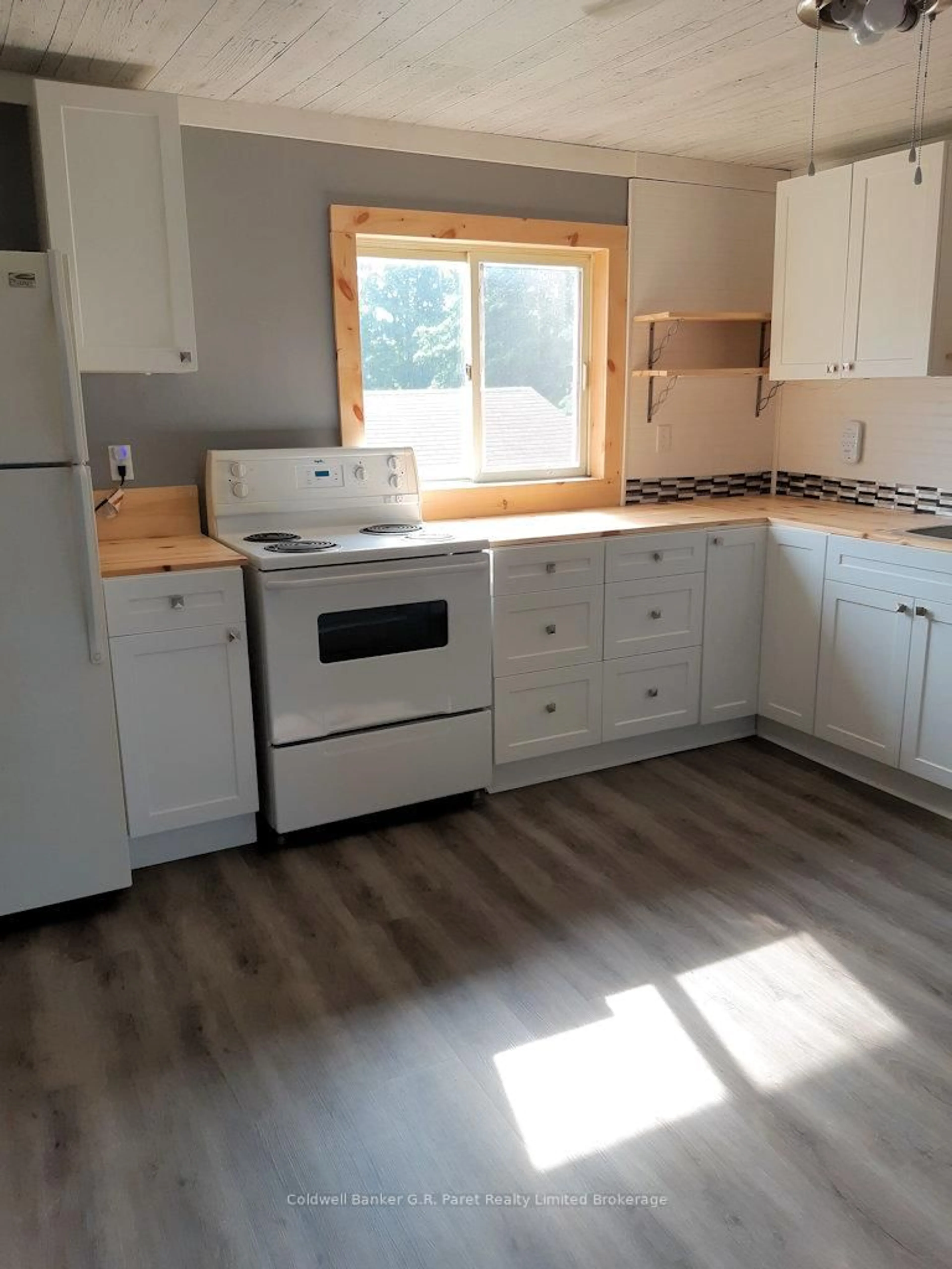 Standard kitchen, wood/laminate floor for 197 Crysler St, Norfolk Ontario N4B 1H9