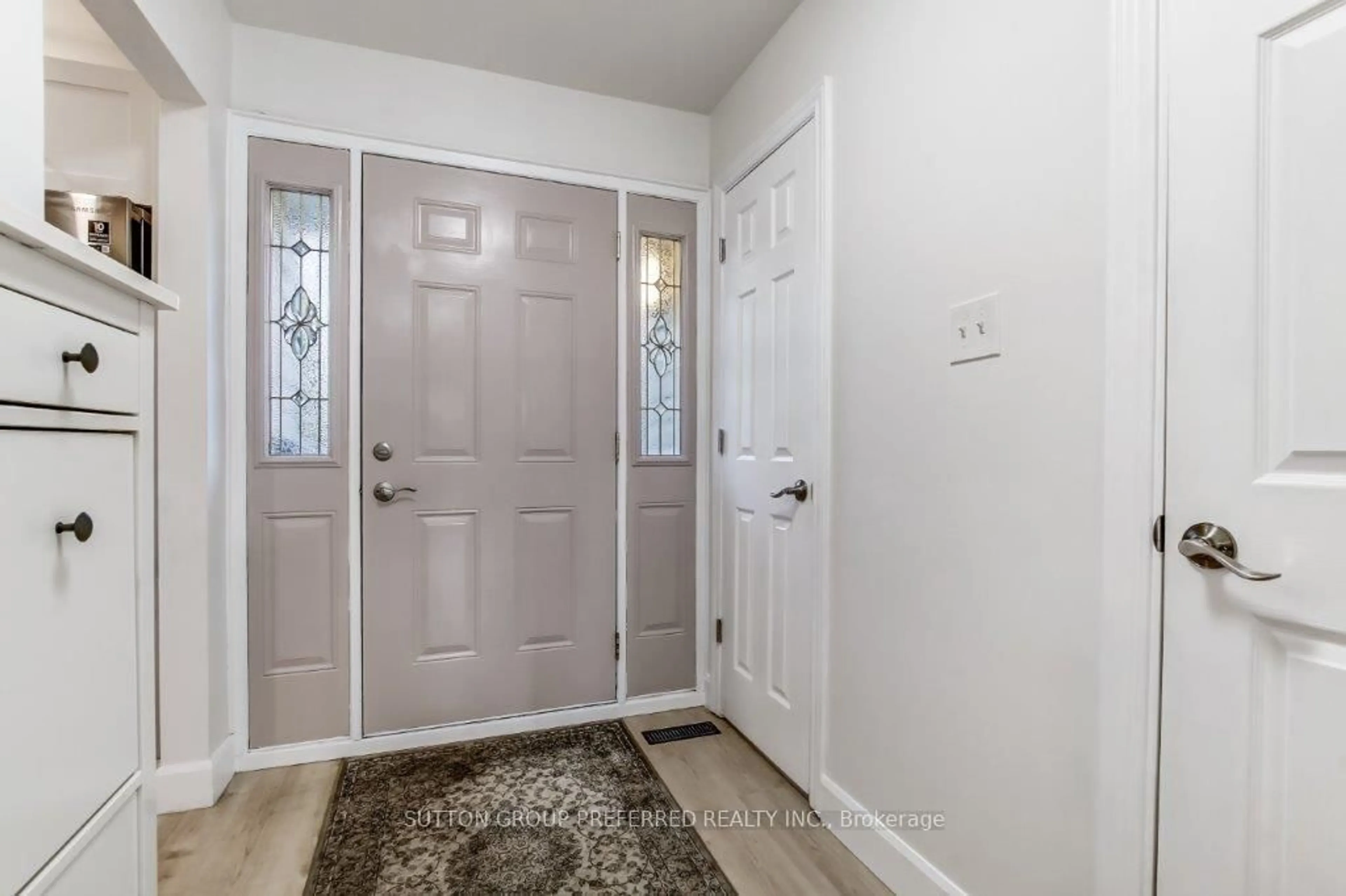 Indoor entryway for 669 Osgoode Dr #3, London South Ontario N6E 2C7