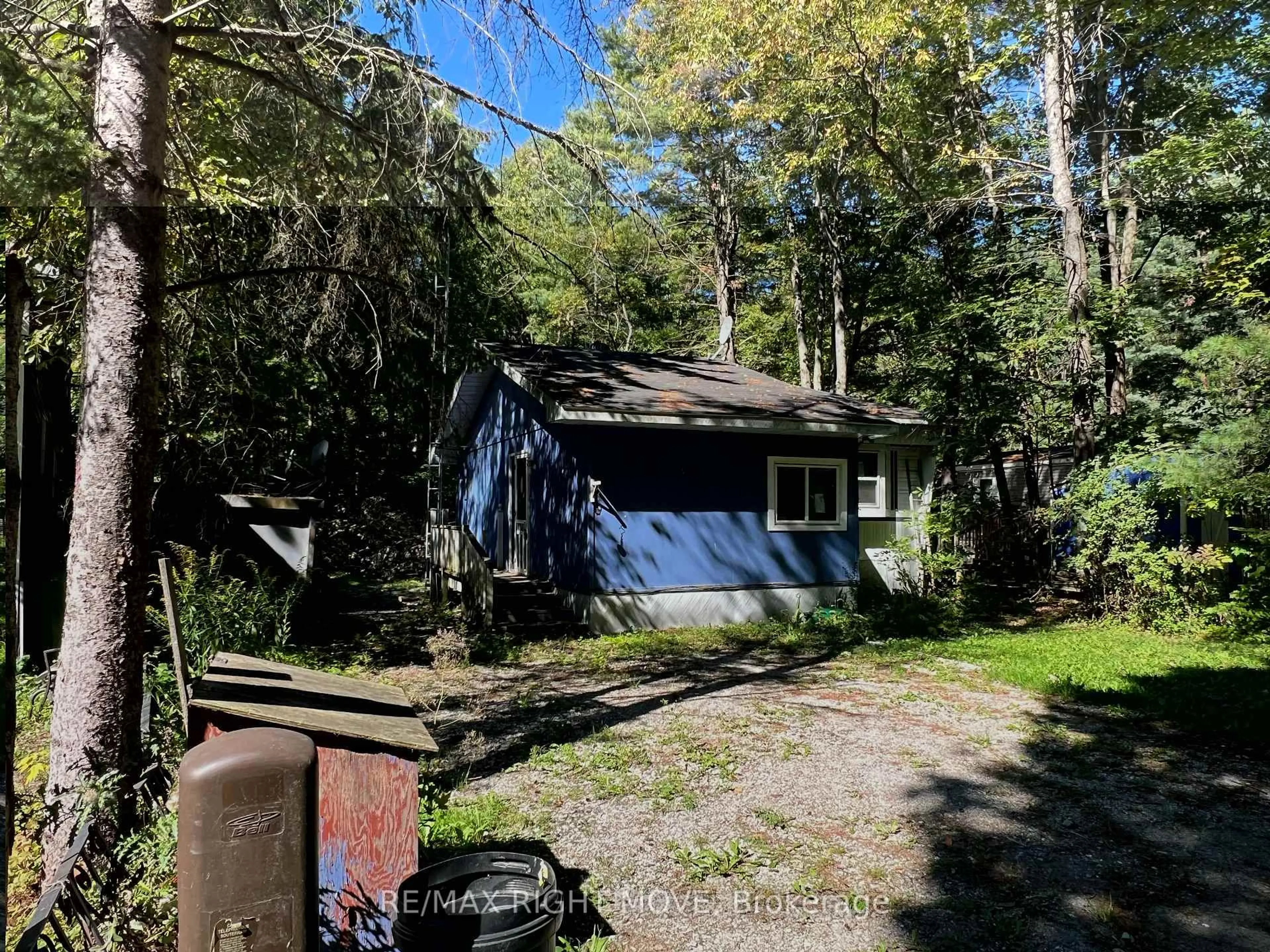 A pic from outside/outdoor area/front of a property/back of a property/a pic from drone, unknown for 1052 4 Seasons Rd, Gravenhurst Ontario P0E 1N0