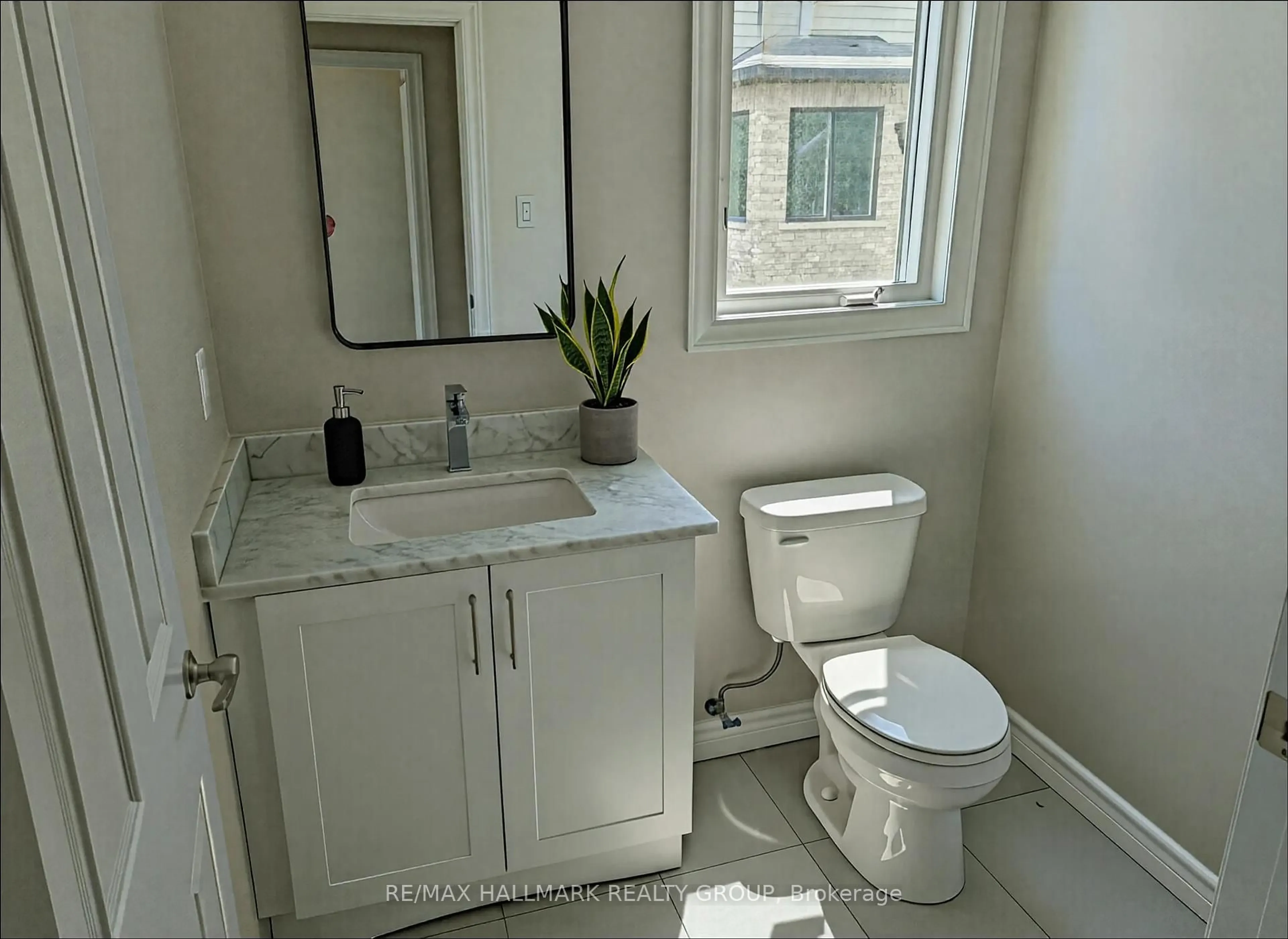 Standard bathroom, ceramic/tile floor for 258 Sapling Grve, Richmond Ontario K0A 2Z0
