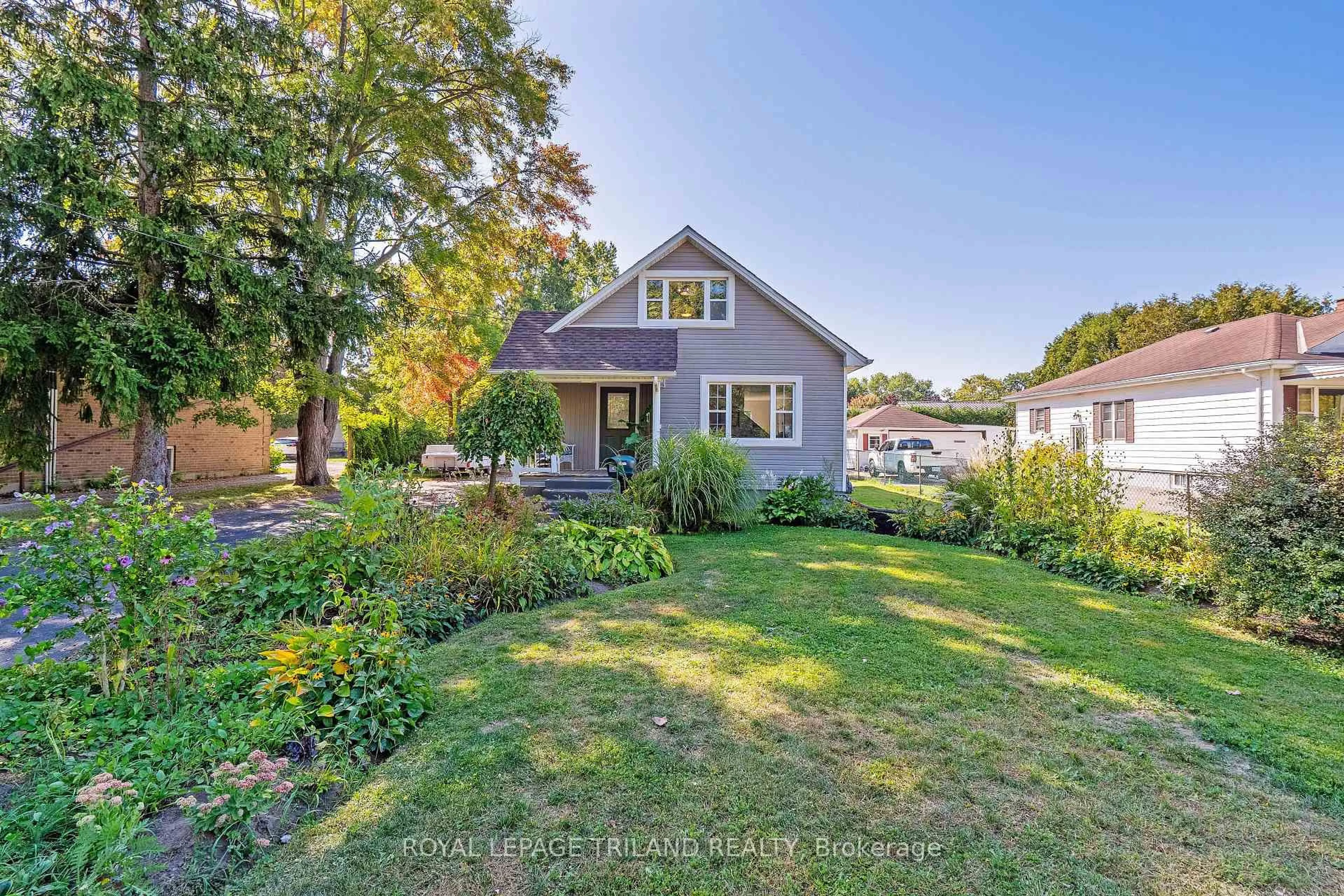 A pic from outside/outdoor area/front of a property/back of a property/a pic from drone, street for 18 Tecumseh St, St. Thomas Ontario N5P 2E1