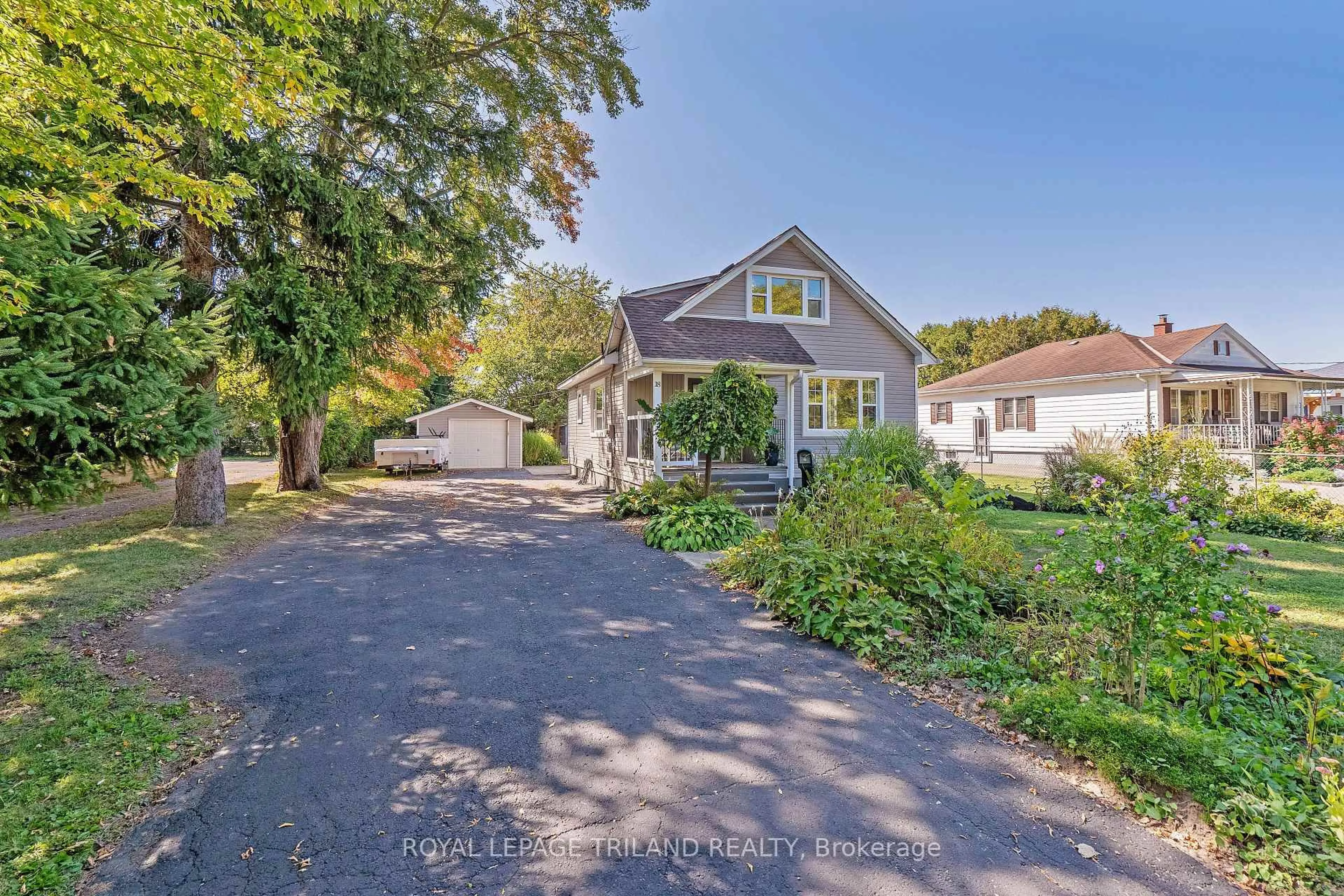 A pic from outside/outdoor area/front of a property/back of a property/a pic from drone, street for 18 Tecumseh St, St. Thomas Ontario N5P 2E1