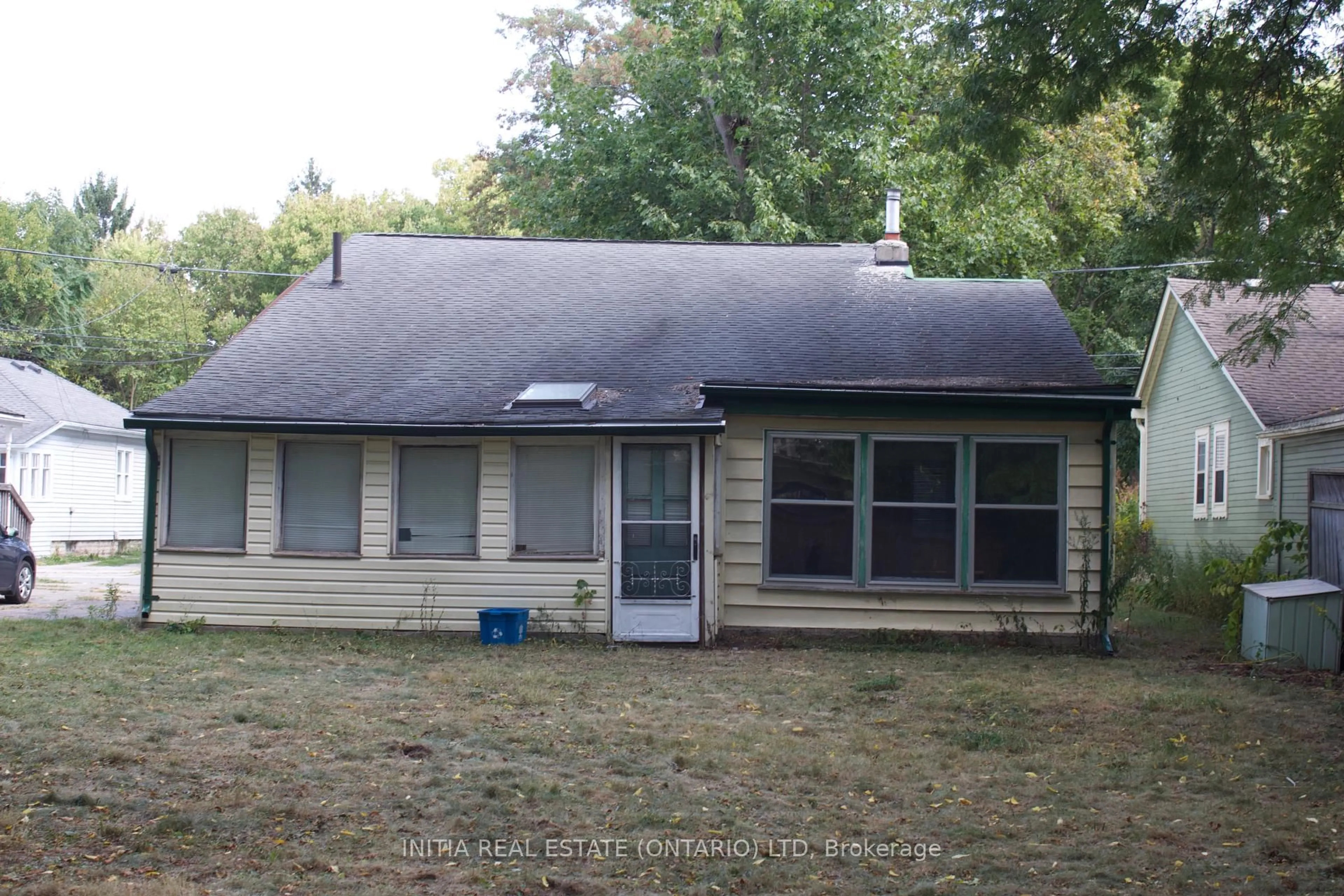 A pic from outside/outdoor area/front of a property/back of a property/a pic from drone, building for 23 Miles St, London East Ontario N5Y 2T7