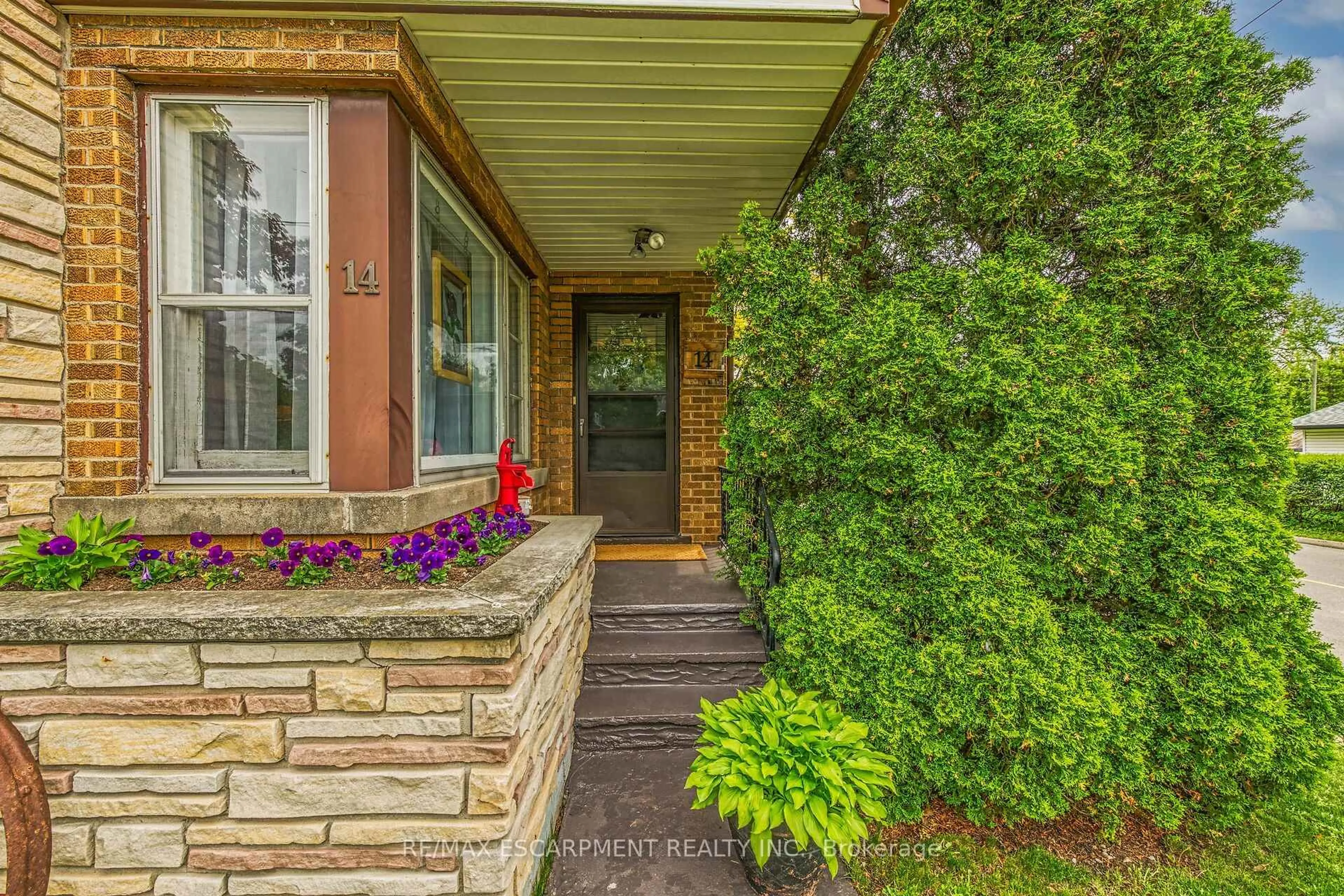 Indoor entryway for 14 Sherring St, Haldimand Ontario N0A 1H0