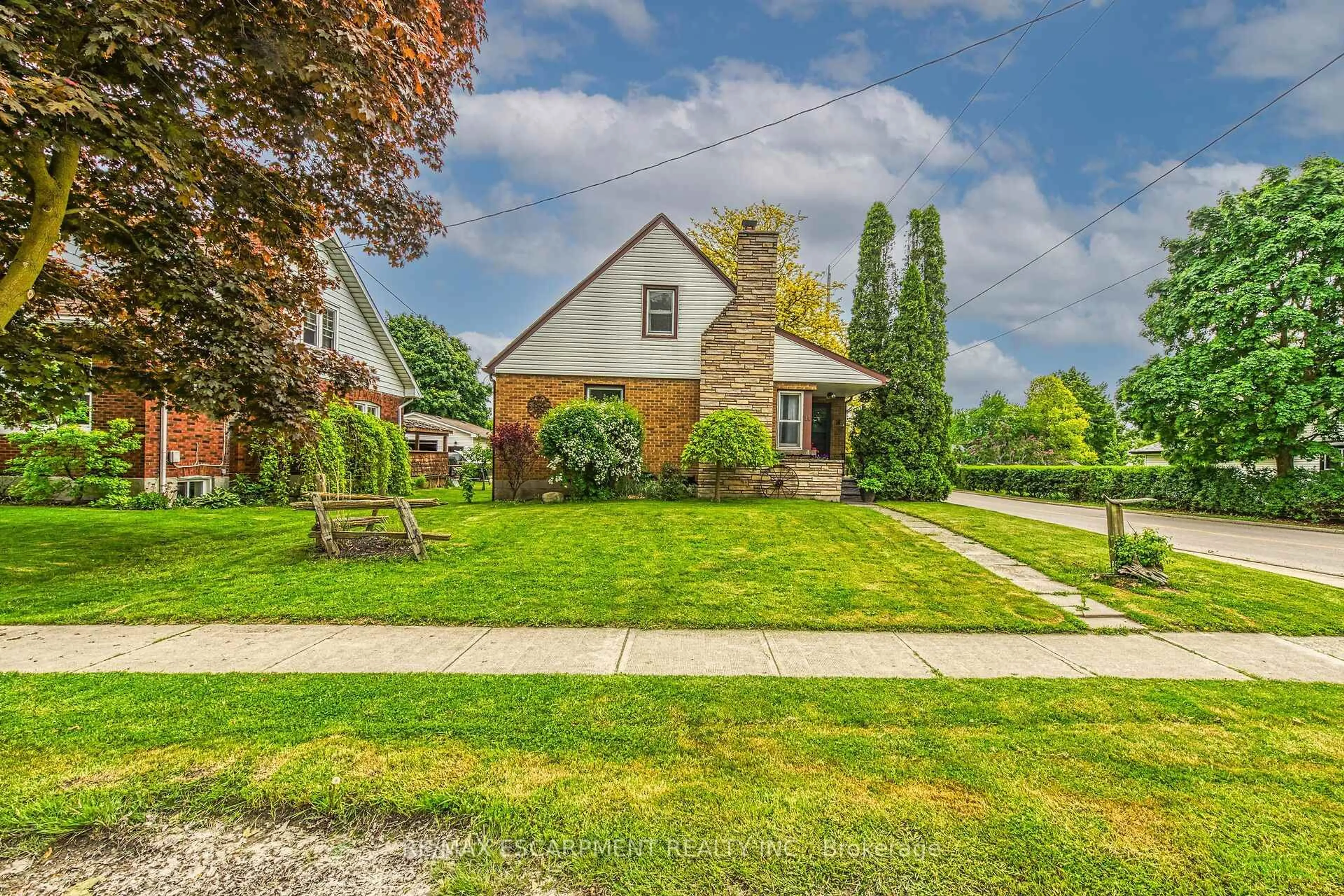 A pic from outside/outdoor area/front of a property/back of a property/a pic from drone, street for 14 Sherring St, Haldimand Ontario N0A 1H0