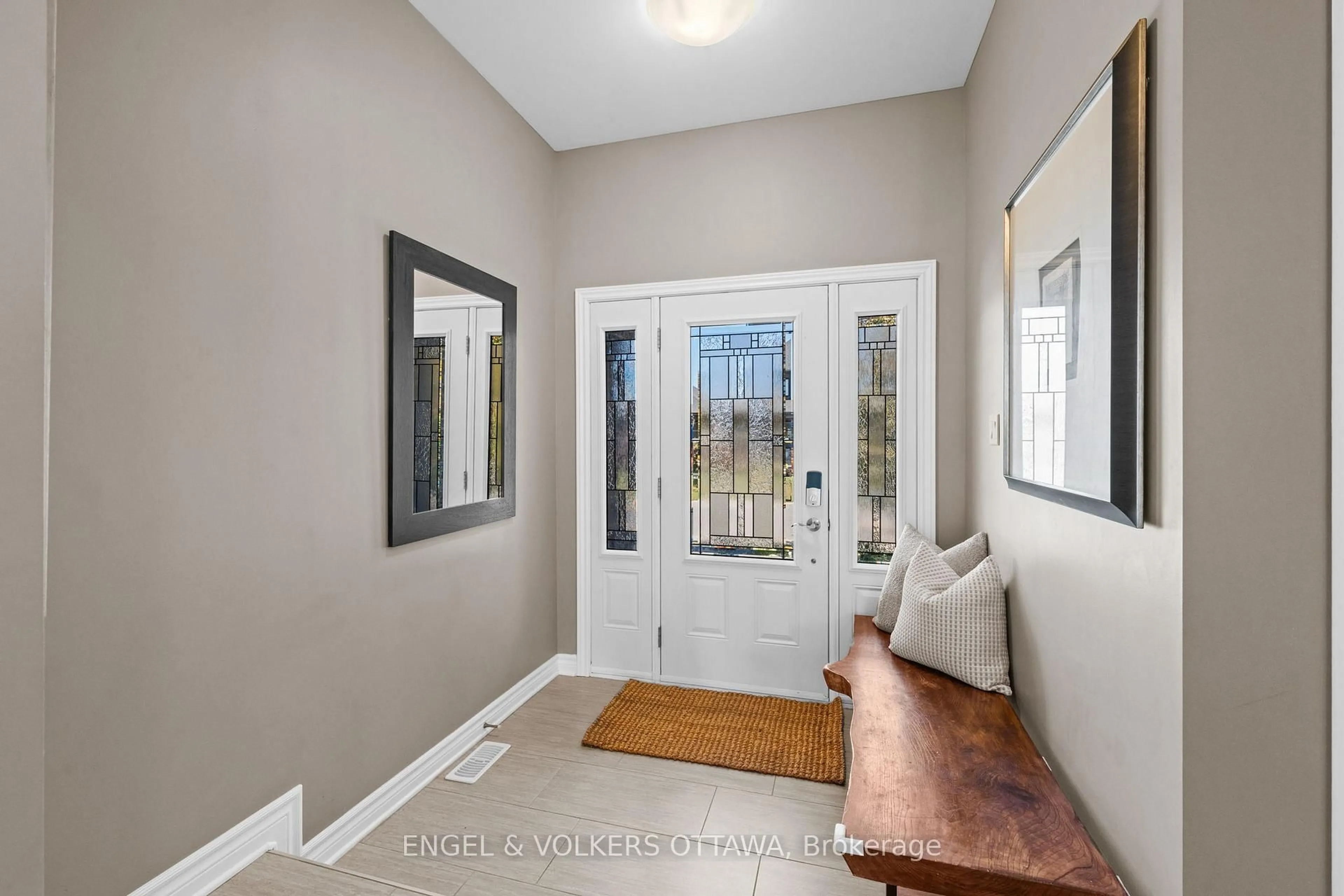Indoor entryway for 313 Colmar St, Russell Ontario K0A 1W0
