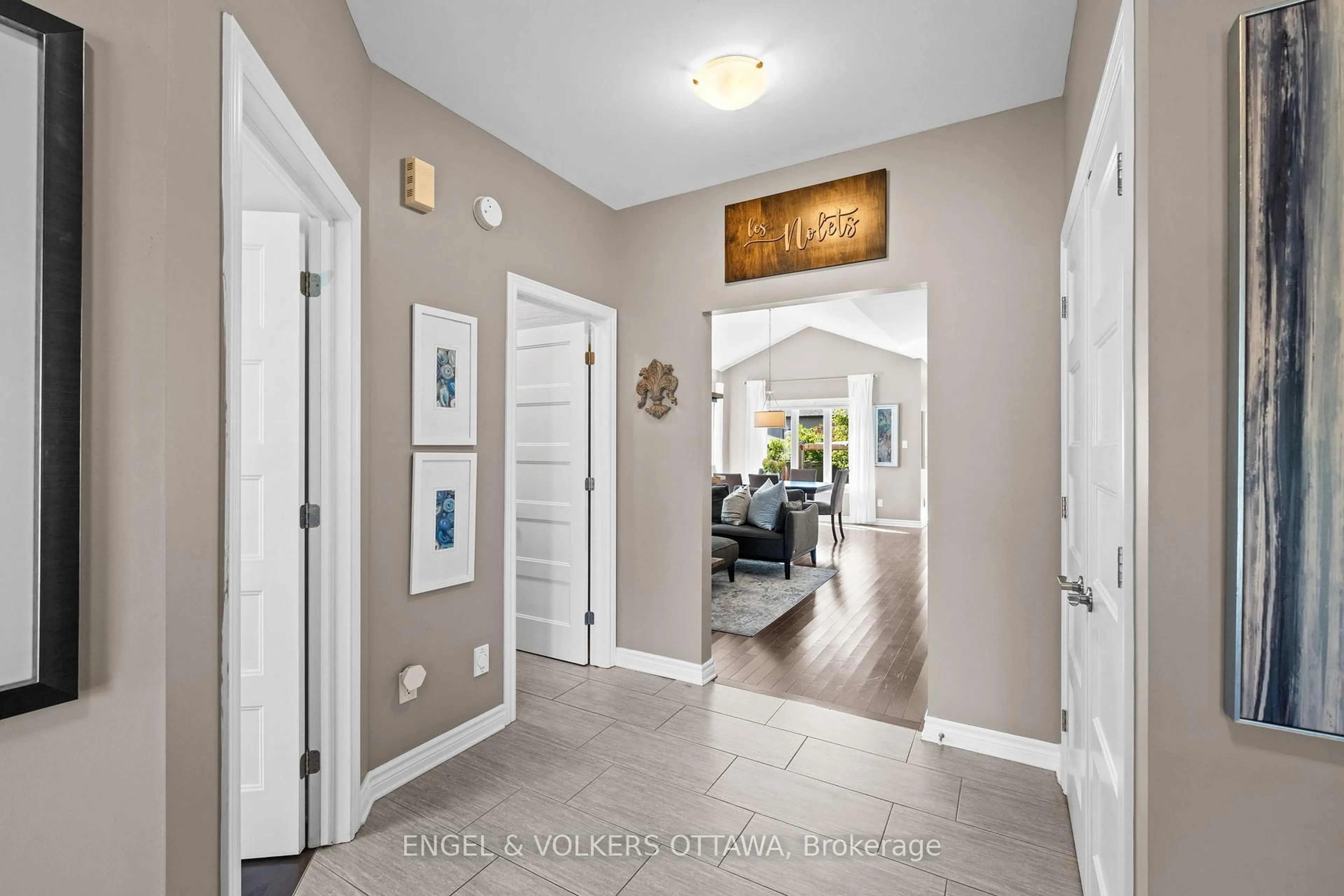 Indoor entryway for 313 Colmar St, Russell Ontario K0A 1W0