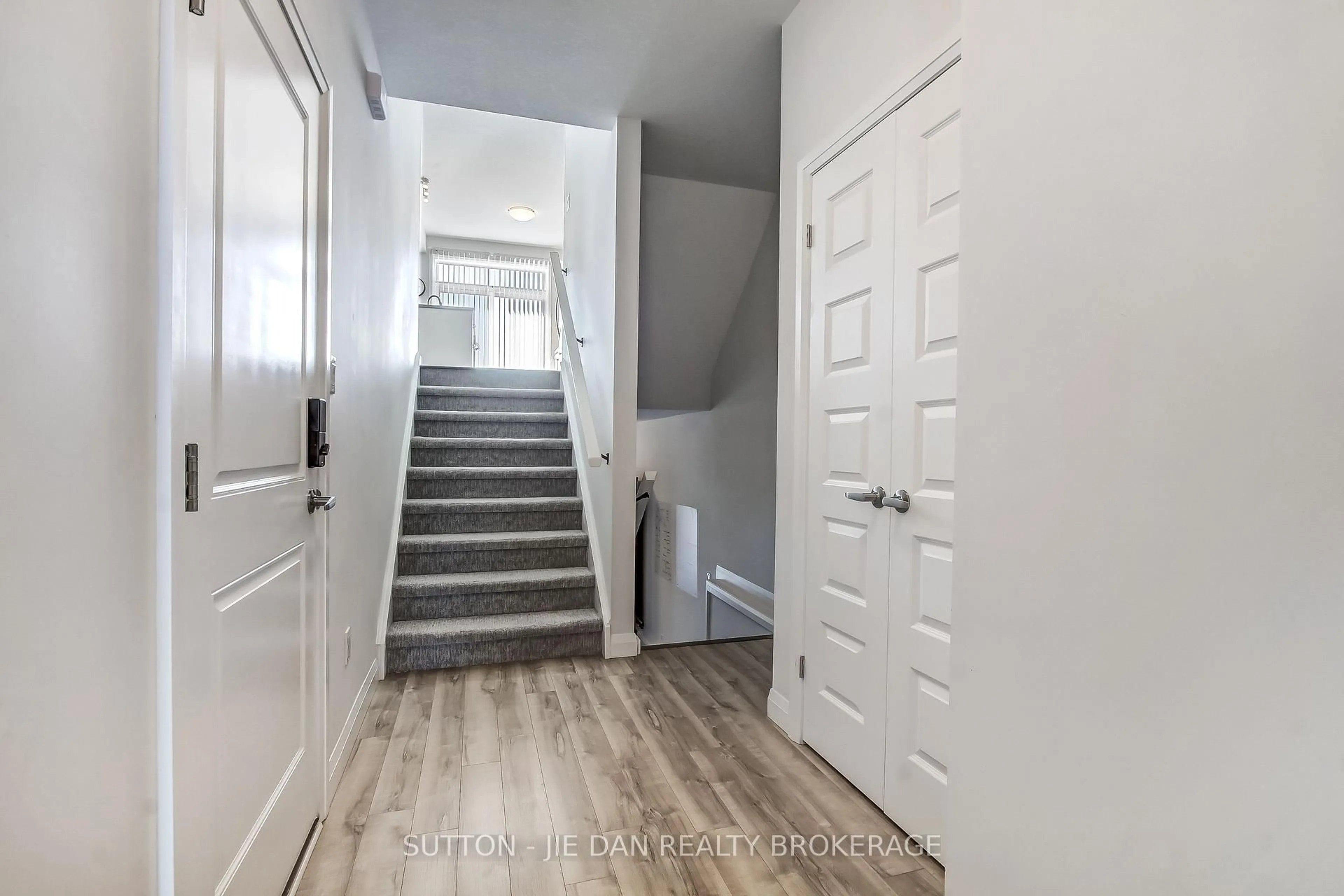 Indoor entryway for 819 KLEINBURG Dr #2, London North Ontario N5X 0N6
