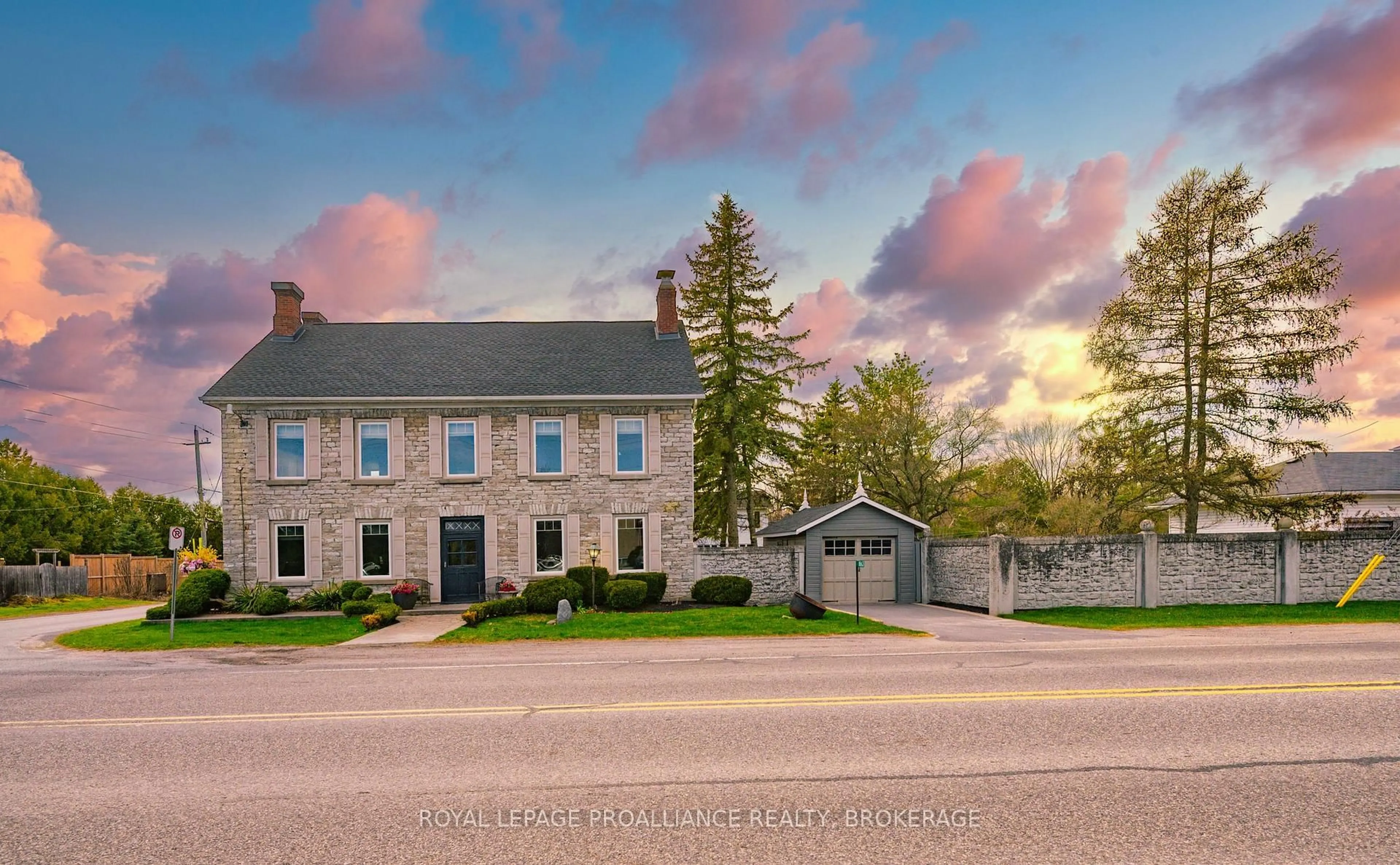 A pic from outside/outdoor area/front of a property/back of a property/a pic from drone, street for 1863 Sydenham Rd, Kingston Ontario K7L 4V4