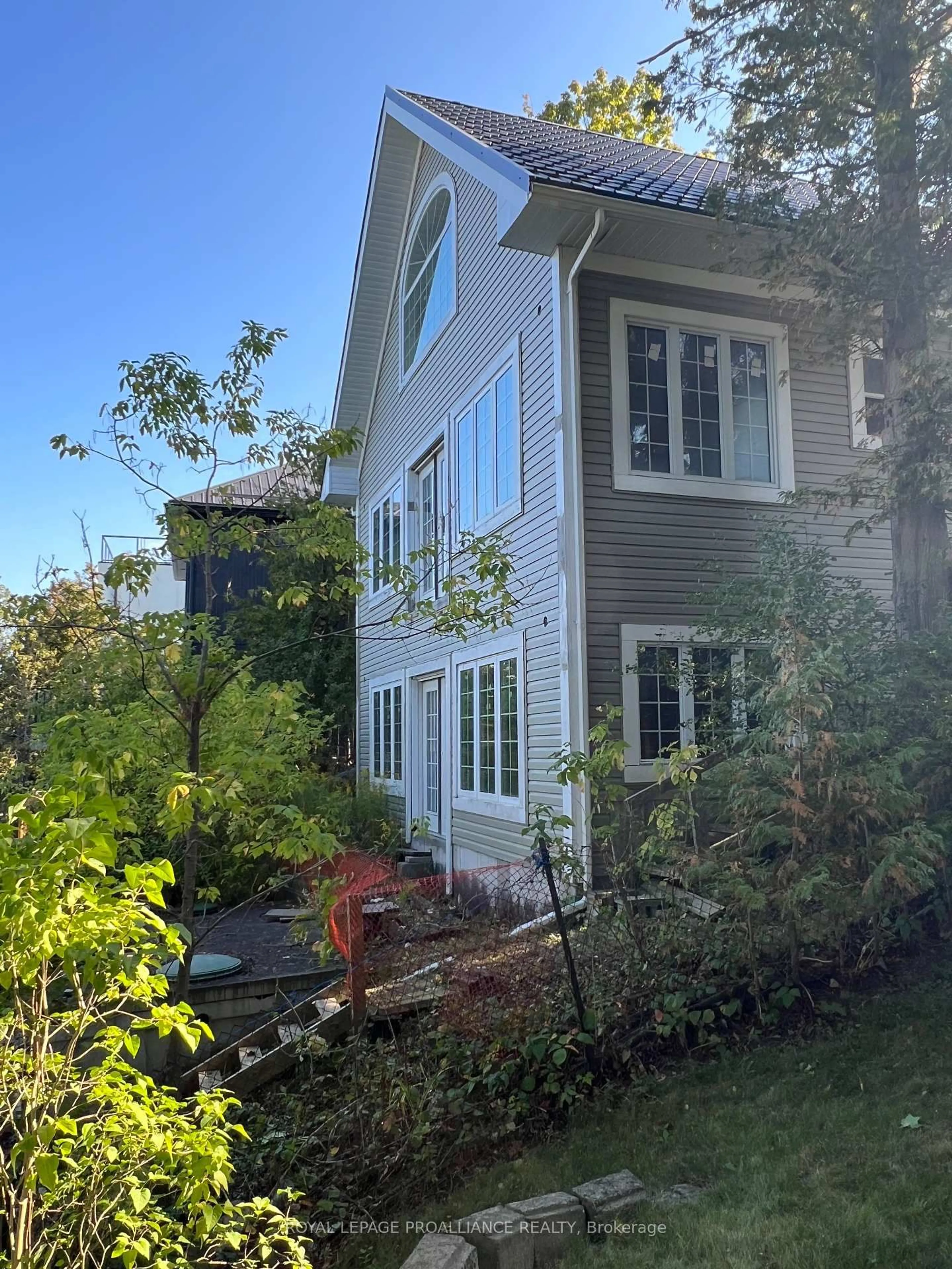 Home with vinyl exterior material, street for 5427 Young St #410, Hamilton Township Ontario K0K 2H0