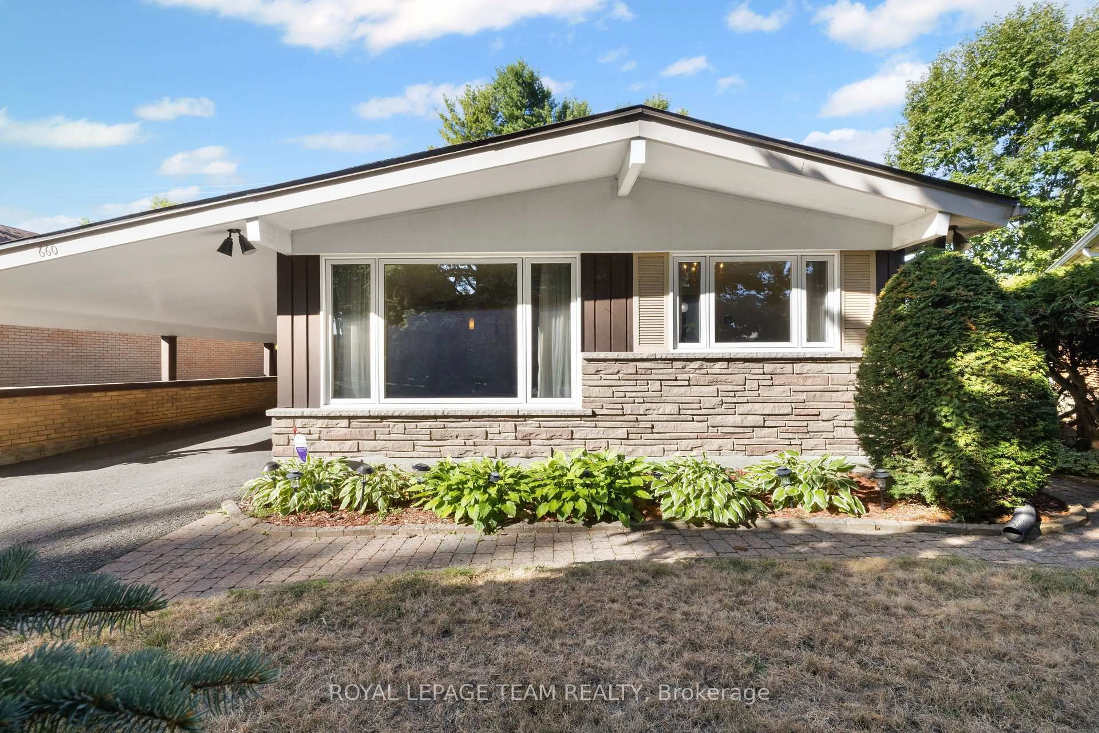 Home with vinyl exterior material, street for 660 Sandra Ave, Ottawa Ontario K1G 2Z8